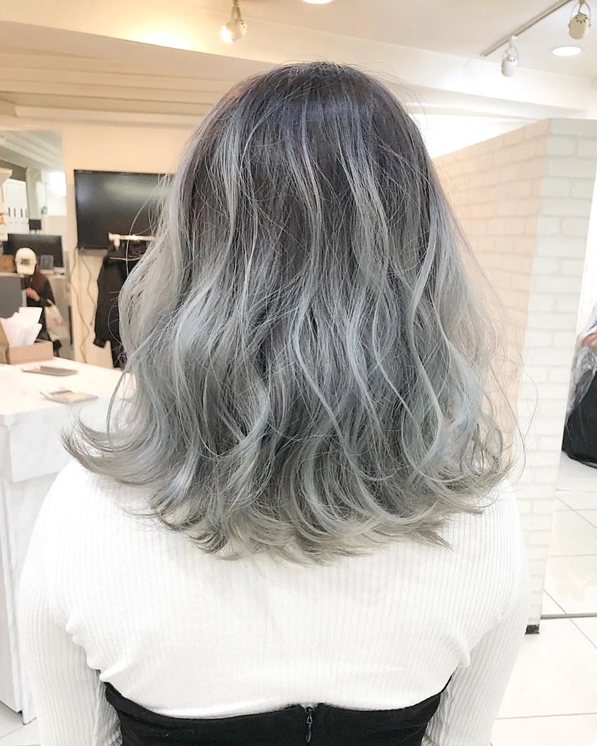 ミディアム カラー にしき さんのヘアスタイル