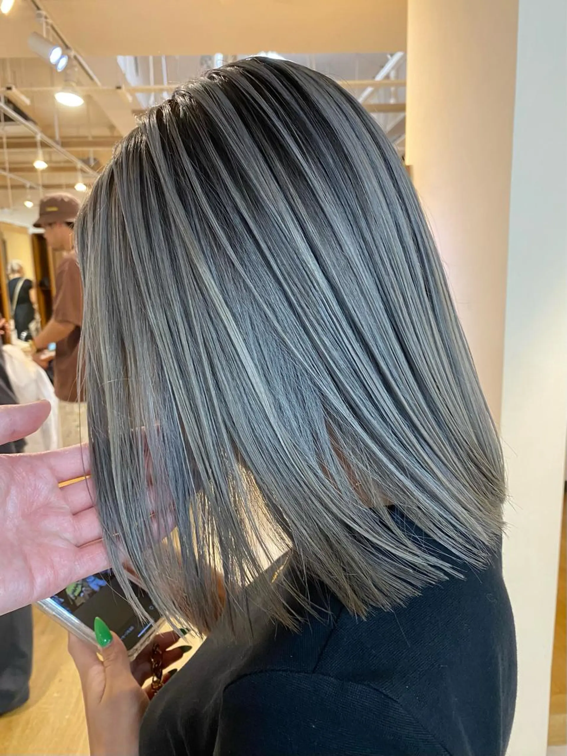 ミディアム 白髪ぼかし バレイヤージュ志鎌のヘアスタイル