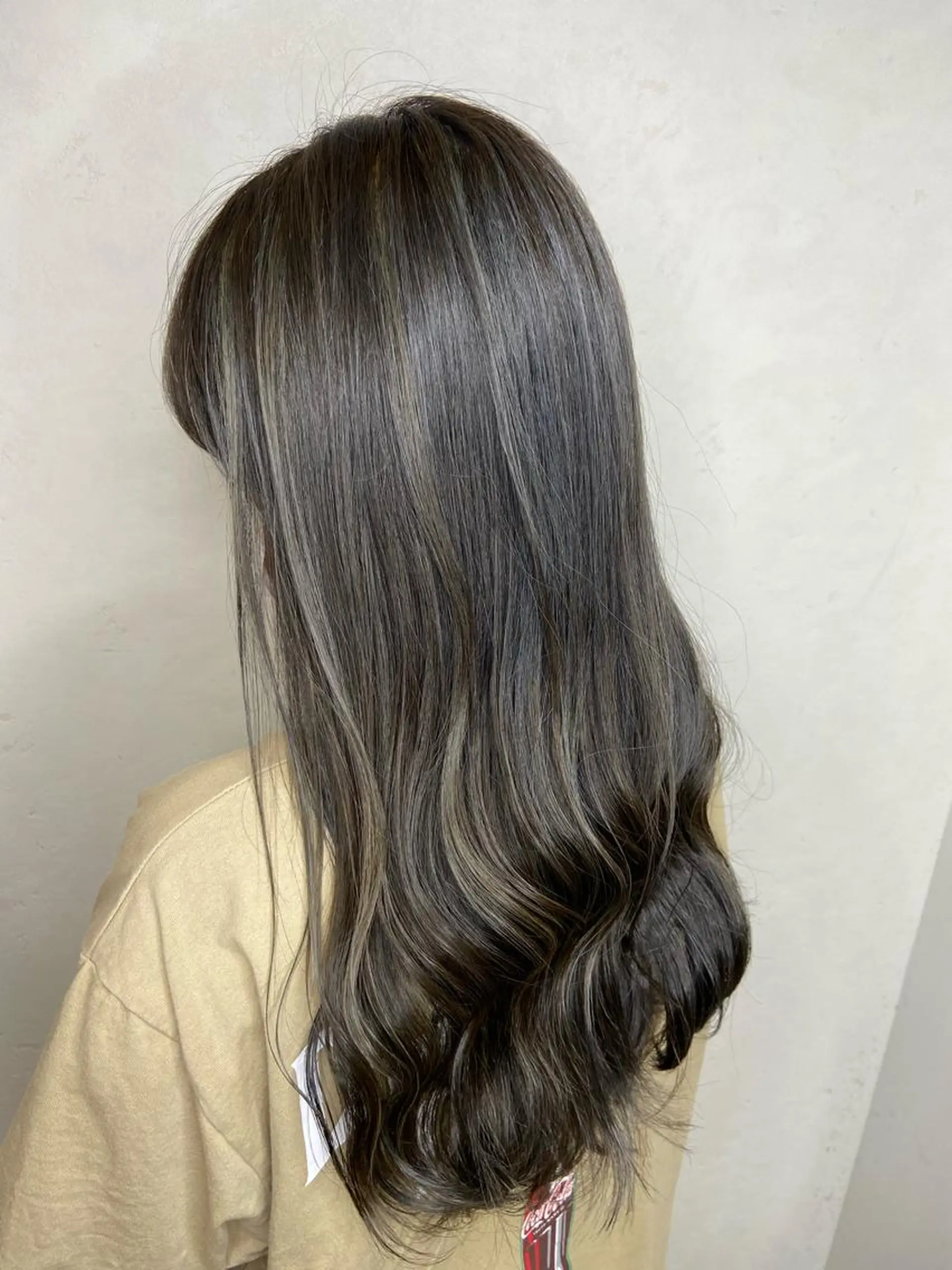 ロング カラー アッシュ アッシュグレー ハイライトカラー ハイライト HEARTS和田 ひかりのヘアスタイル