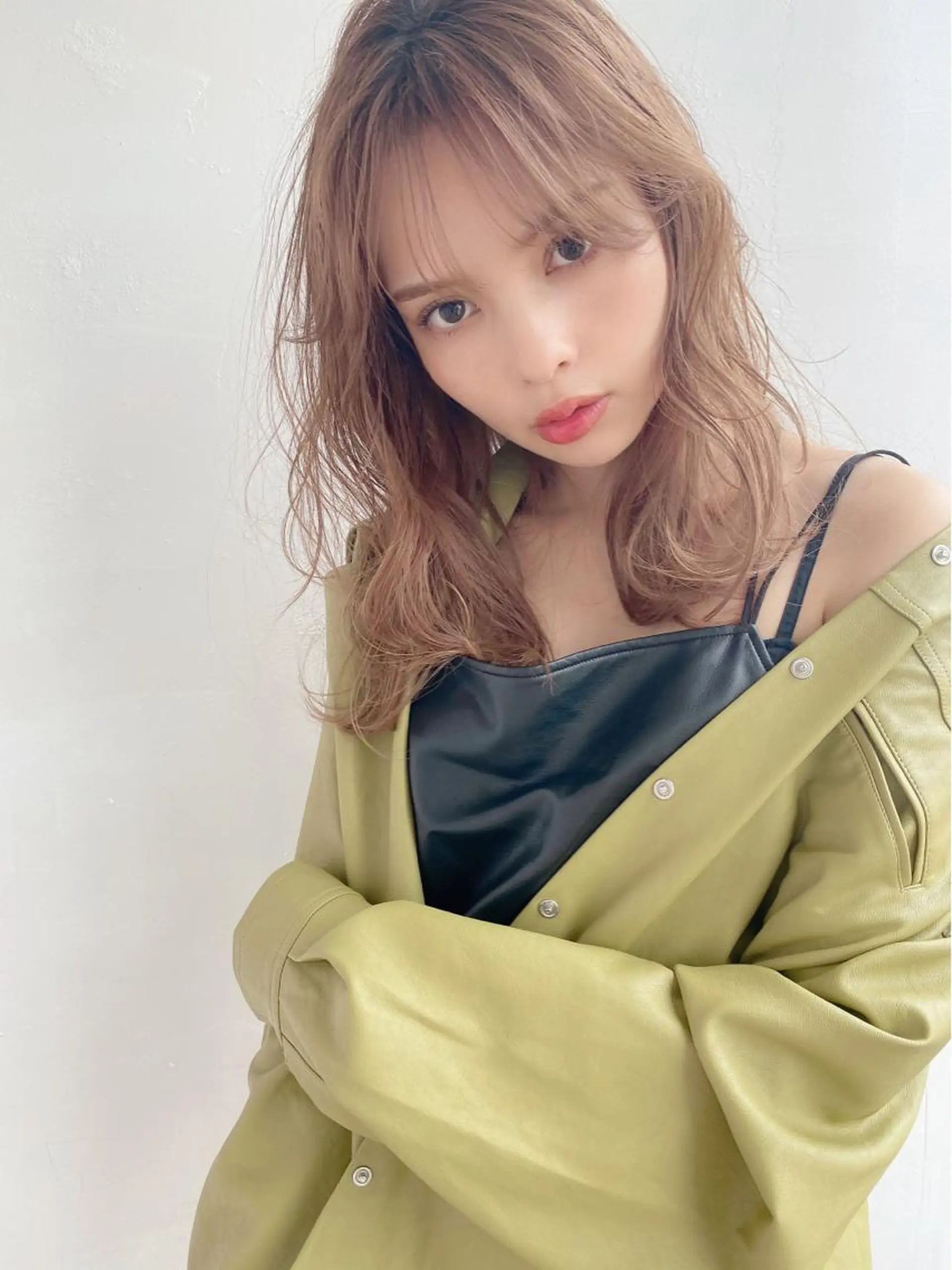 セミロング 鎌倉 彩のヘアスタイル