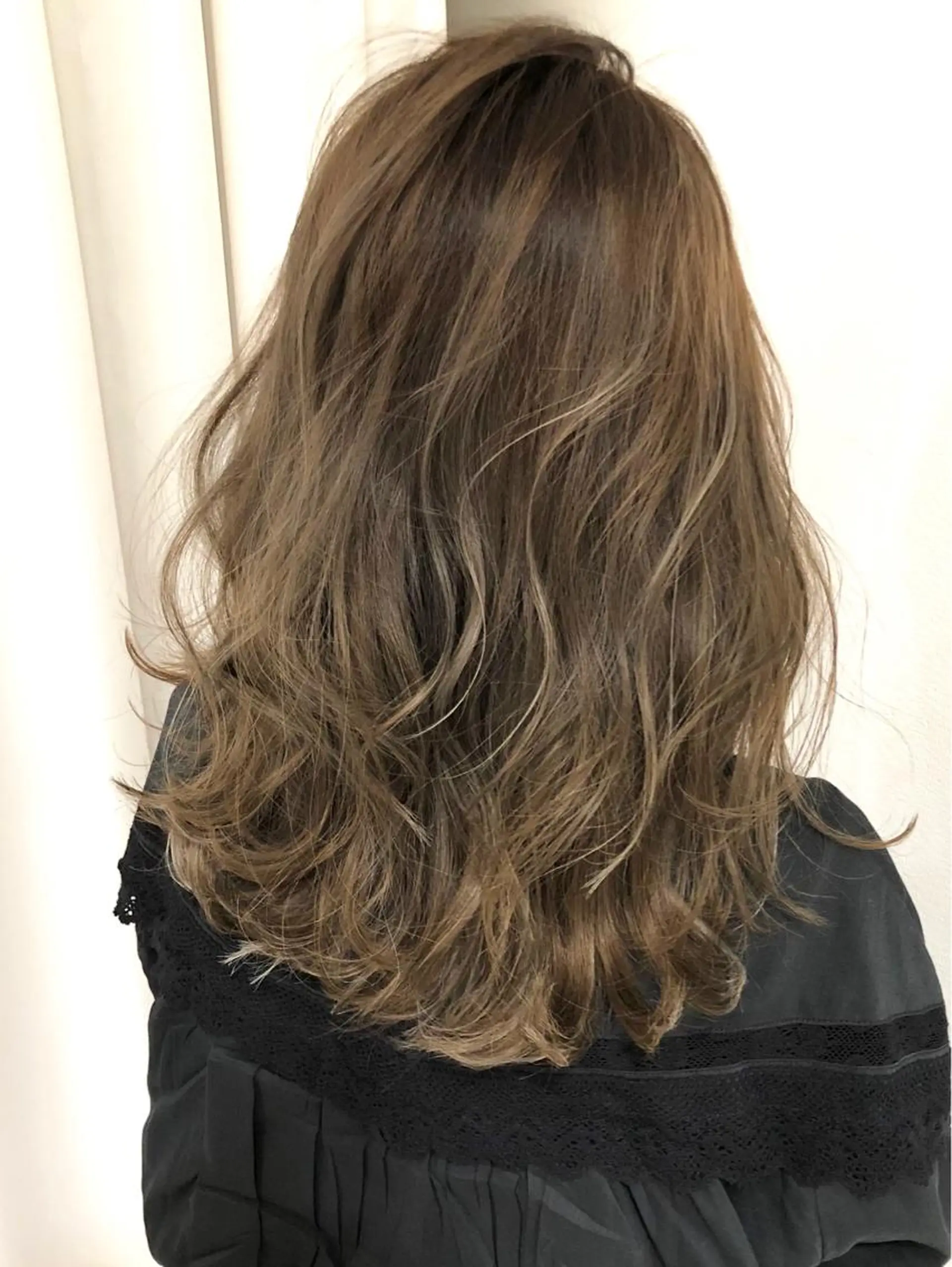 ミディアム カラー グレージュ ハイライトカラー ハイライト カット ヘアカラー トリートメント 井坂 弘人のヘアスタイル