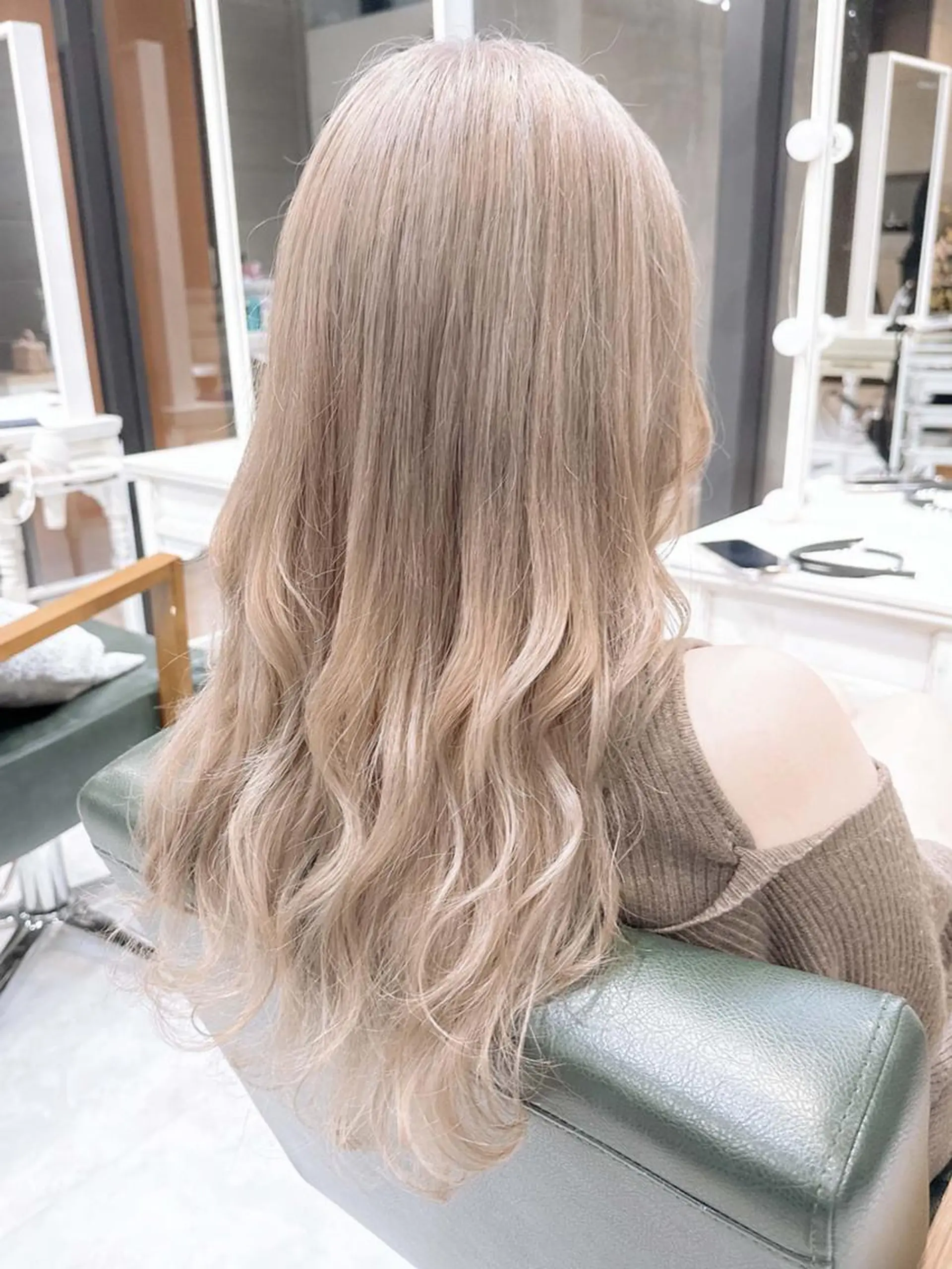 ロング ヘアアレンジ カラー ブリーチ ケアブリーチ 透明感カラー デザインカラー ハイトーンカラー Days 透明感カラーのヘアスタイル