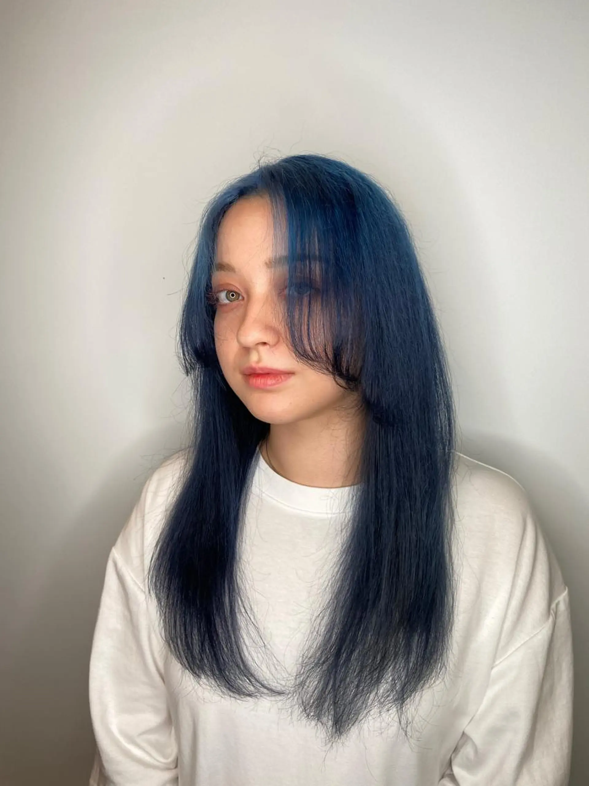 ロング カラー ヘアアレンジ ブリーチ ブルーカラー グラデーションカラー シルバー sola方南町所属・原一真/ 外国人ショートヘアのヘアスタイル