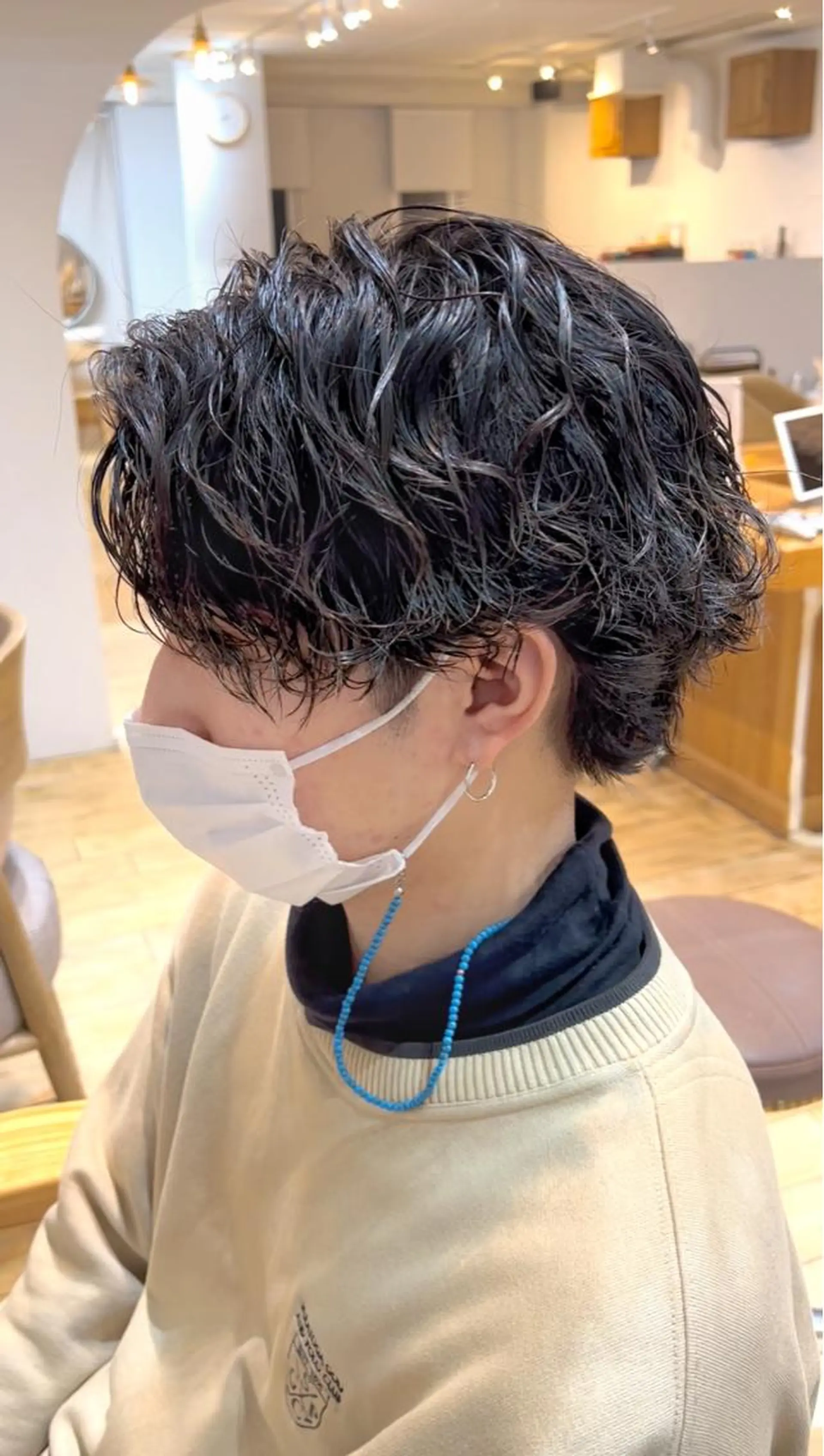 ミディアム パーマ メンズ ミディアムパーマ メンズブリーチ センターパート フェードカット メンズハイライト メンズStylist 山根慧のヘアスタイル