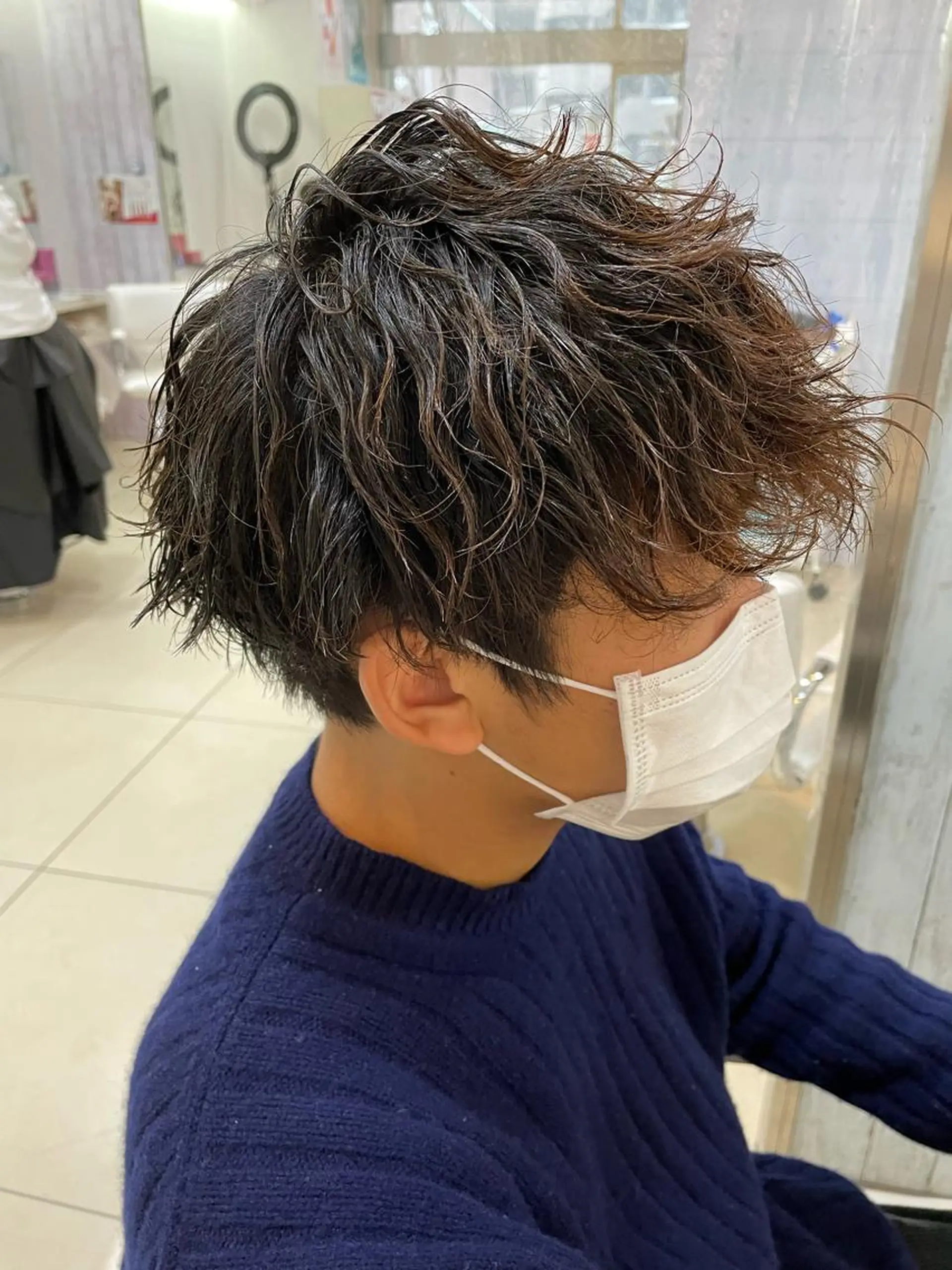 ショート パーマ メンズ マッシュ メンズパーマ 刈り上げ 波巻きパーマ カット パーマ 髪質改善× 白髪ぼかし溝江のヘアスタイル