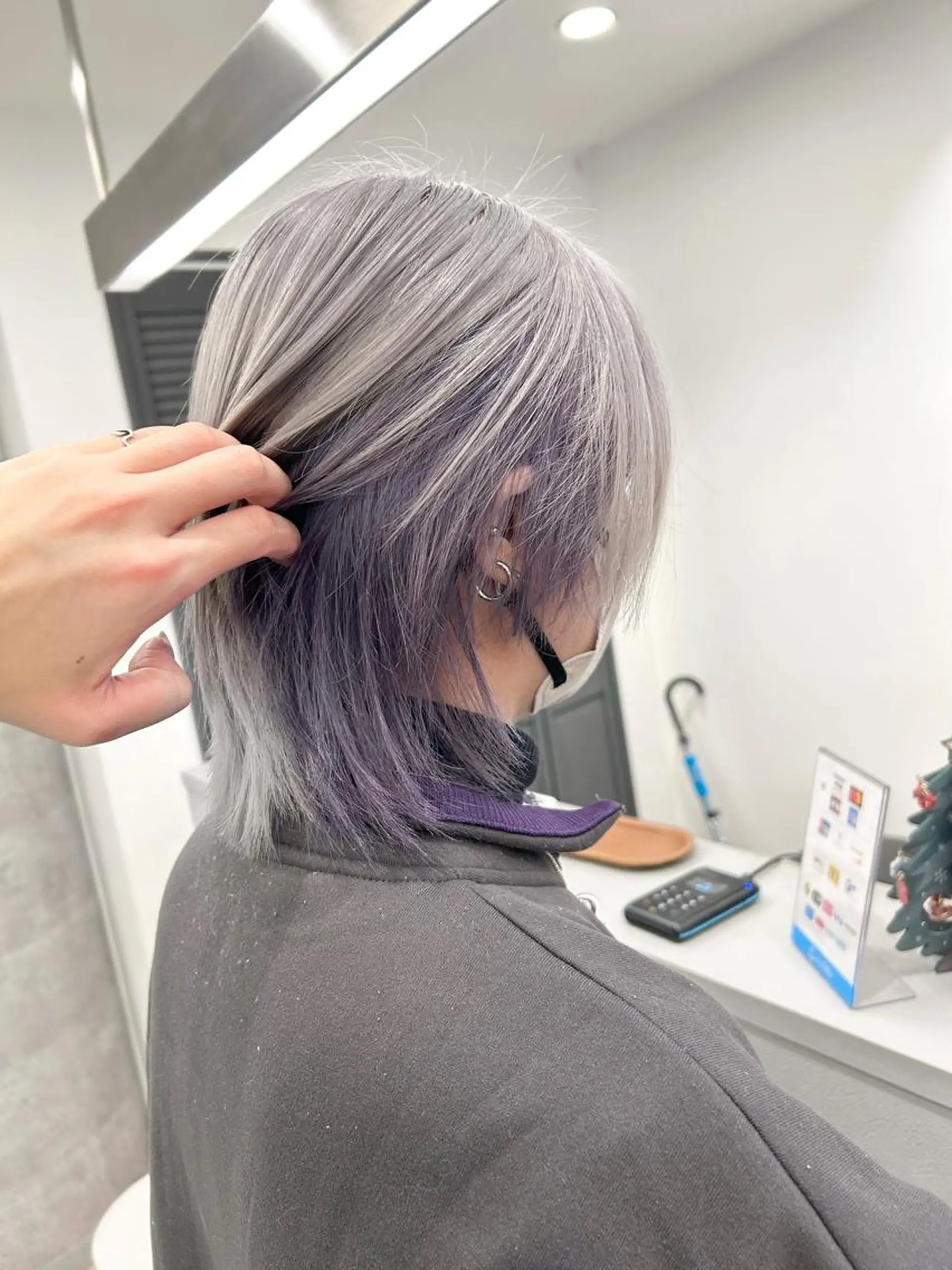 ショート カラー インナーカラー シルバー バイオレットカラー ヘアカラー ハイトーン特化サロン 🍑momo🍑のヘアスタイル
