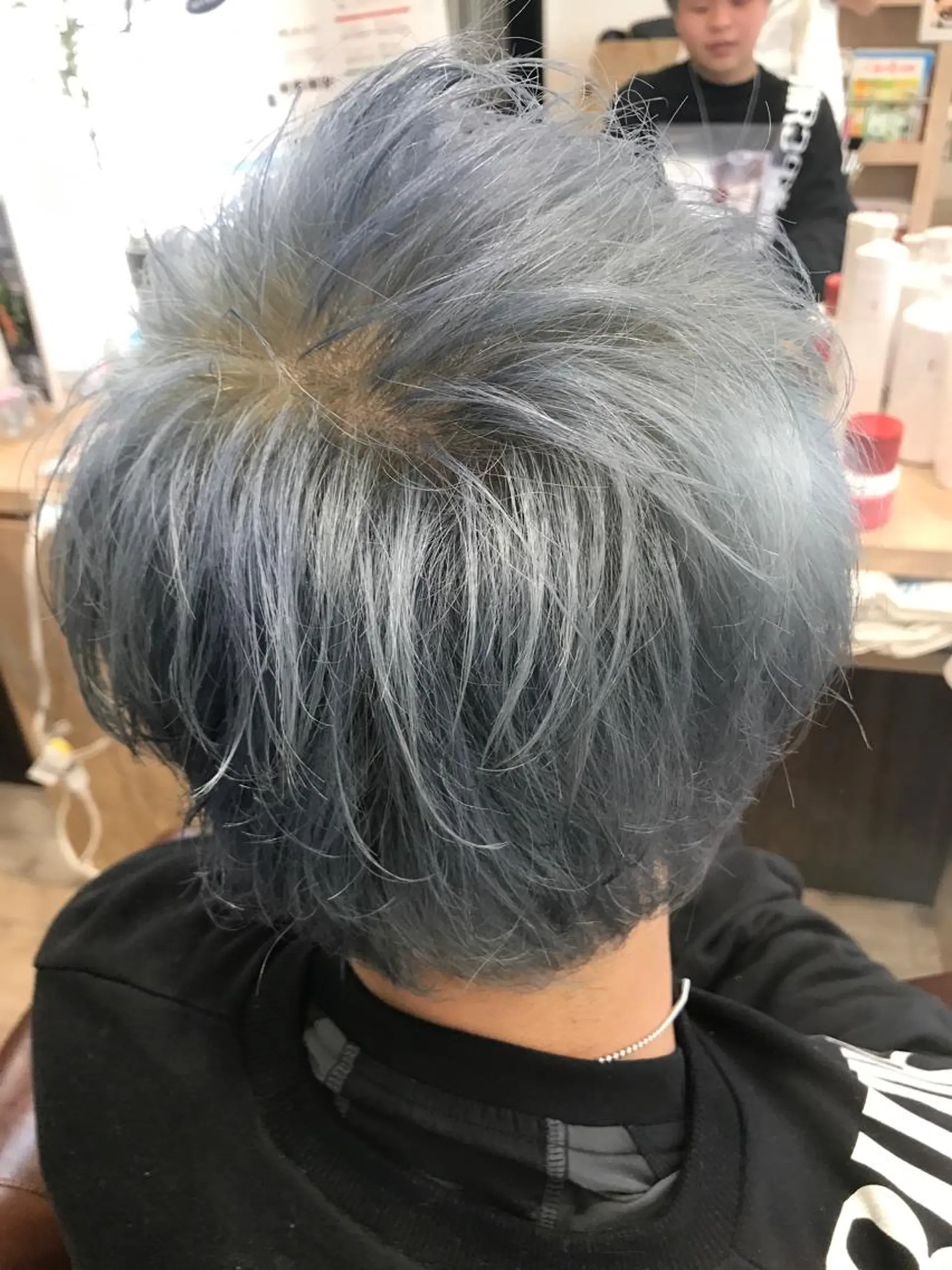 ミディアム カラー メンズ メンズブリーチ アッシュ ブリーチ シルバー シルバーアッシュ 代表　しみず としやのヘアスタイル