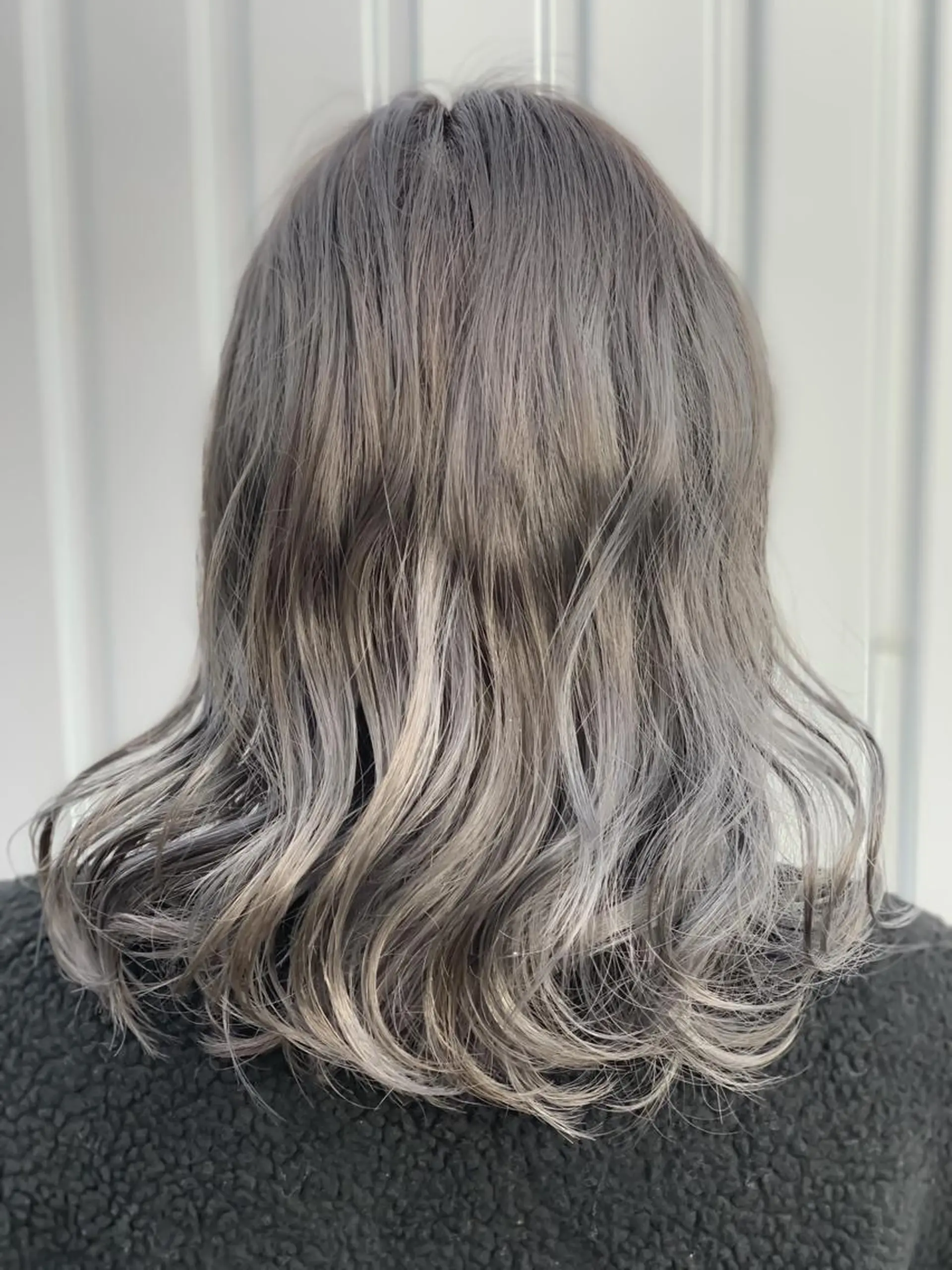 ミディアム カラー パーマ アッシュ バレイヤージュ ブリーチ ブルーカラー ブルーアッシュ 大間 礼真のヘアスタイル