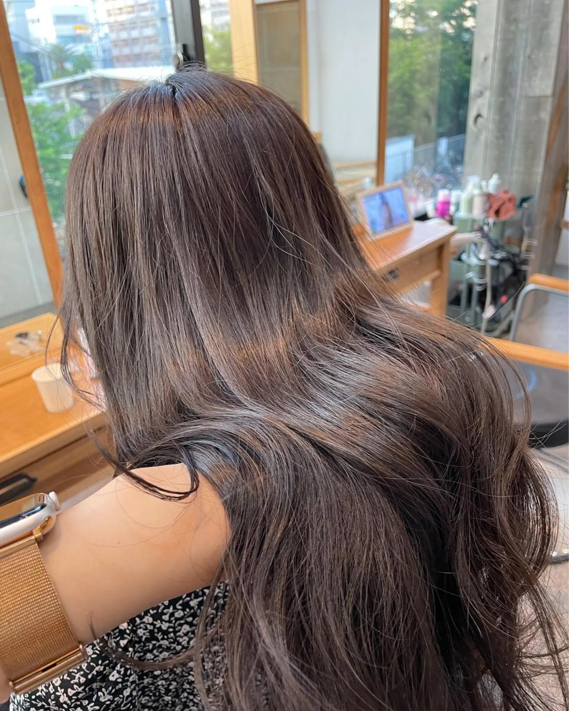 ロング ブリーチなしベージュ カラー佐藤華厘のヘアスタイル