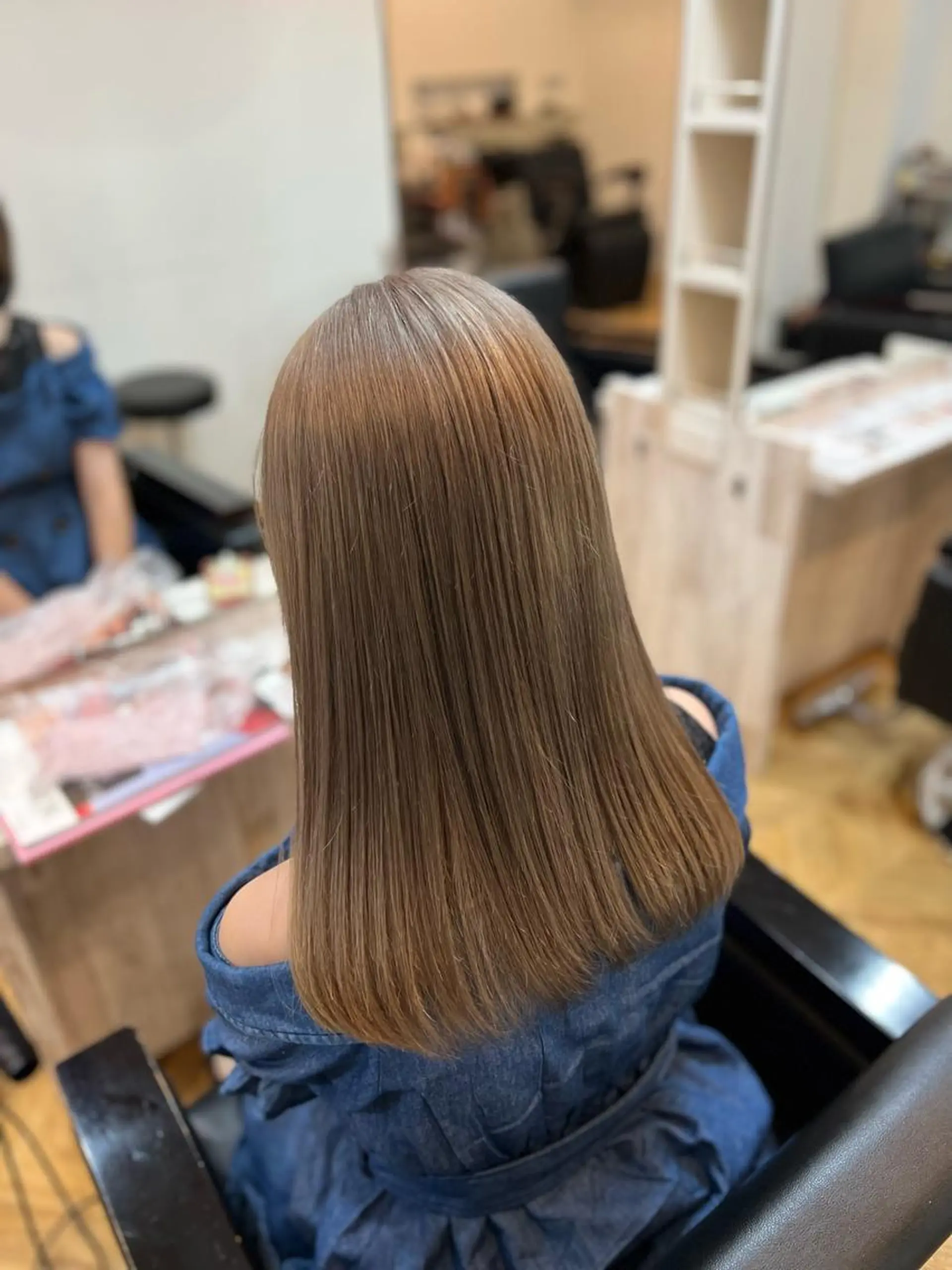 セミロング カラー ベージュカラー ミルクティーベージュ ヘアカラー トリートメント ブリーチ特化 梅田本多翔のヘアスタイル