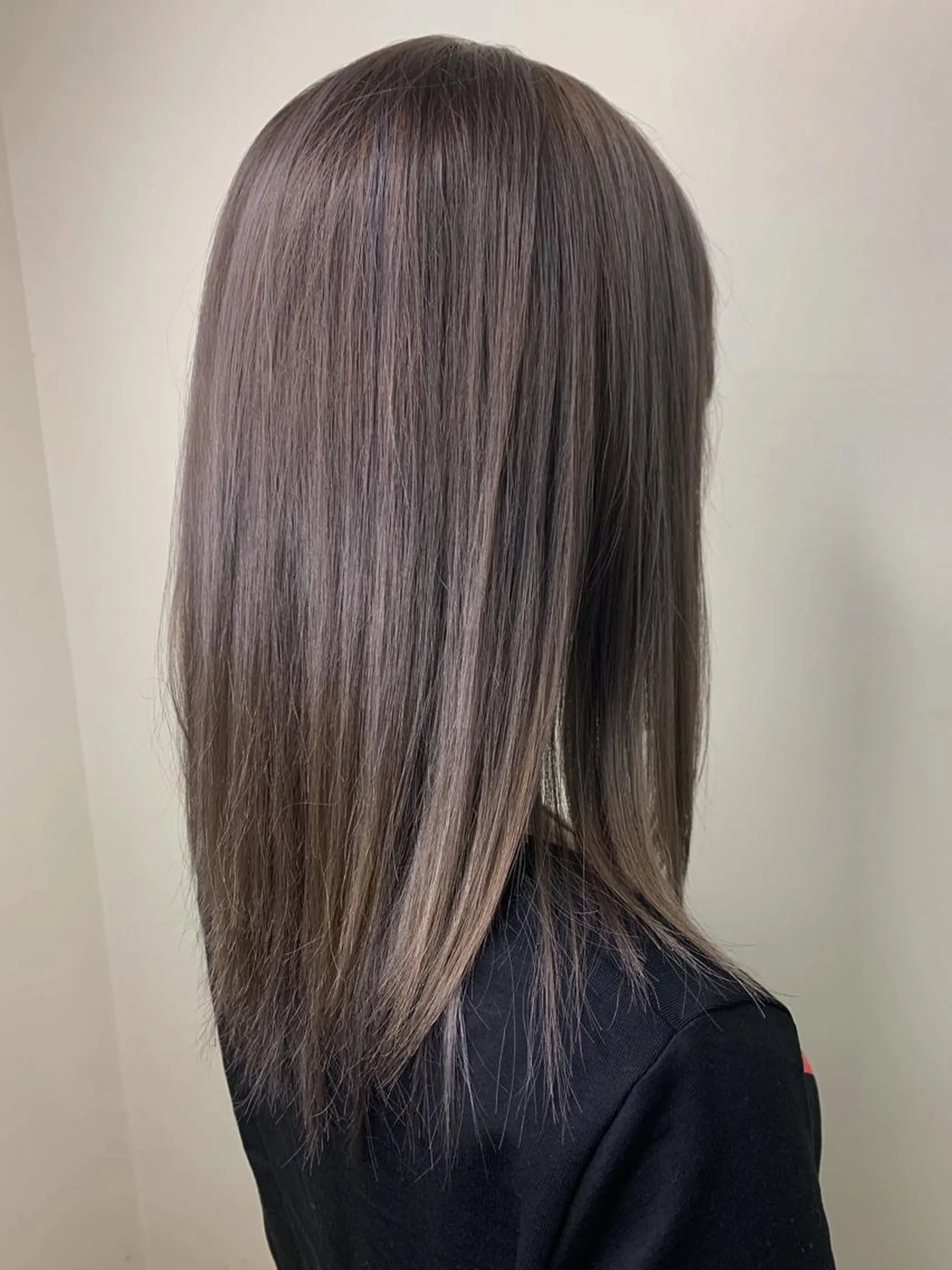 セミロング カラー ベージュカラー 艶髪クリエイター🪽 秋田 聖也のヘアスタイル