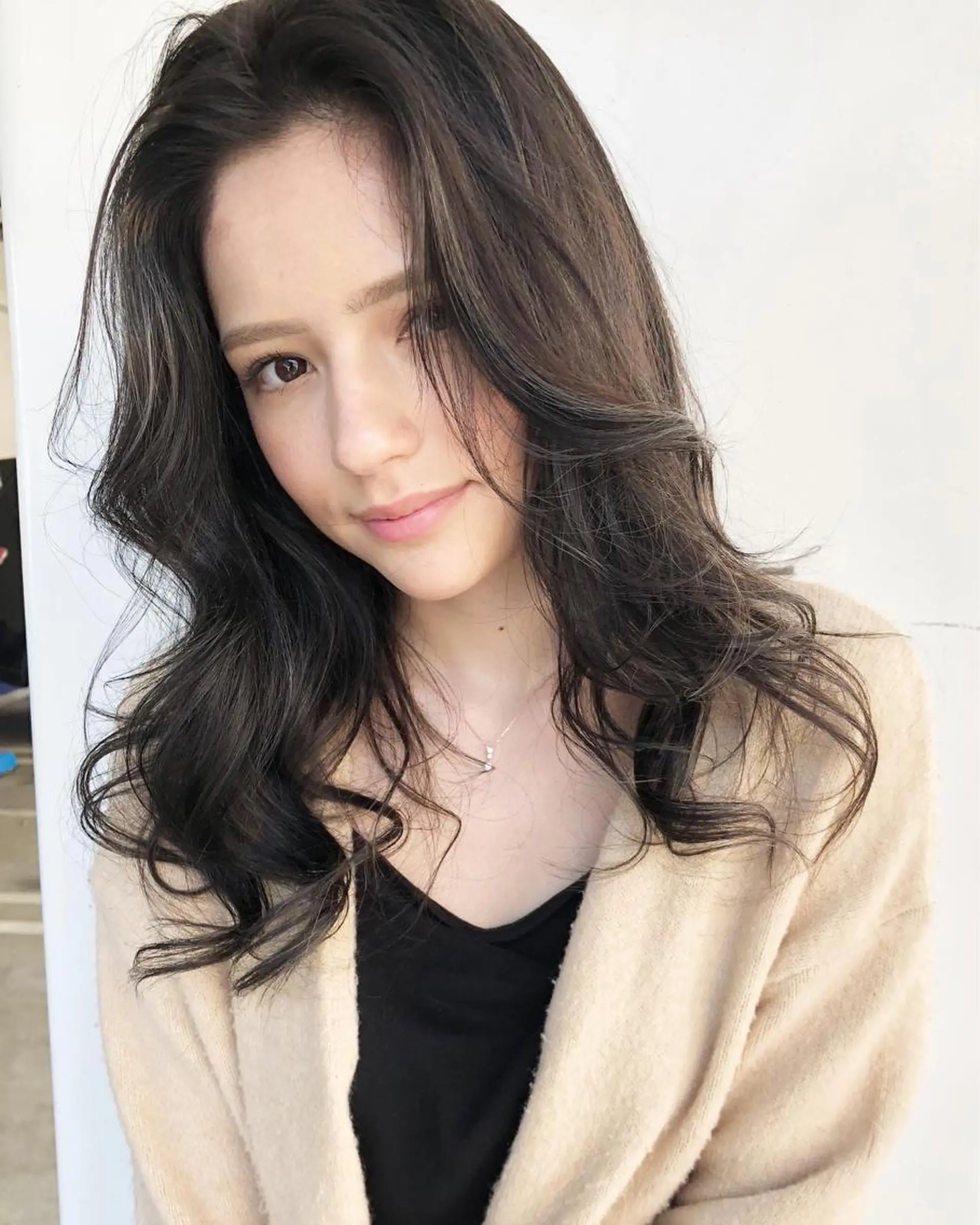 ロング カラー アッシュ アッシュブラウン バレイヤージュ ベージュカラー 黒髪 カット ヘアカラー トリートメント ヘッドスパ 韓国風×透明感カラー 髪質改善オタベシンヤのヘアスタイル