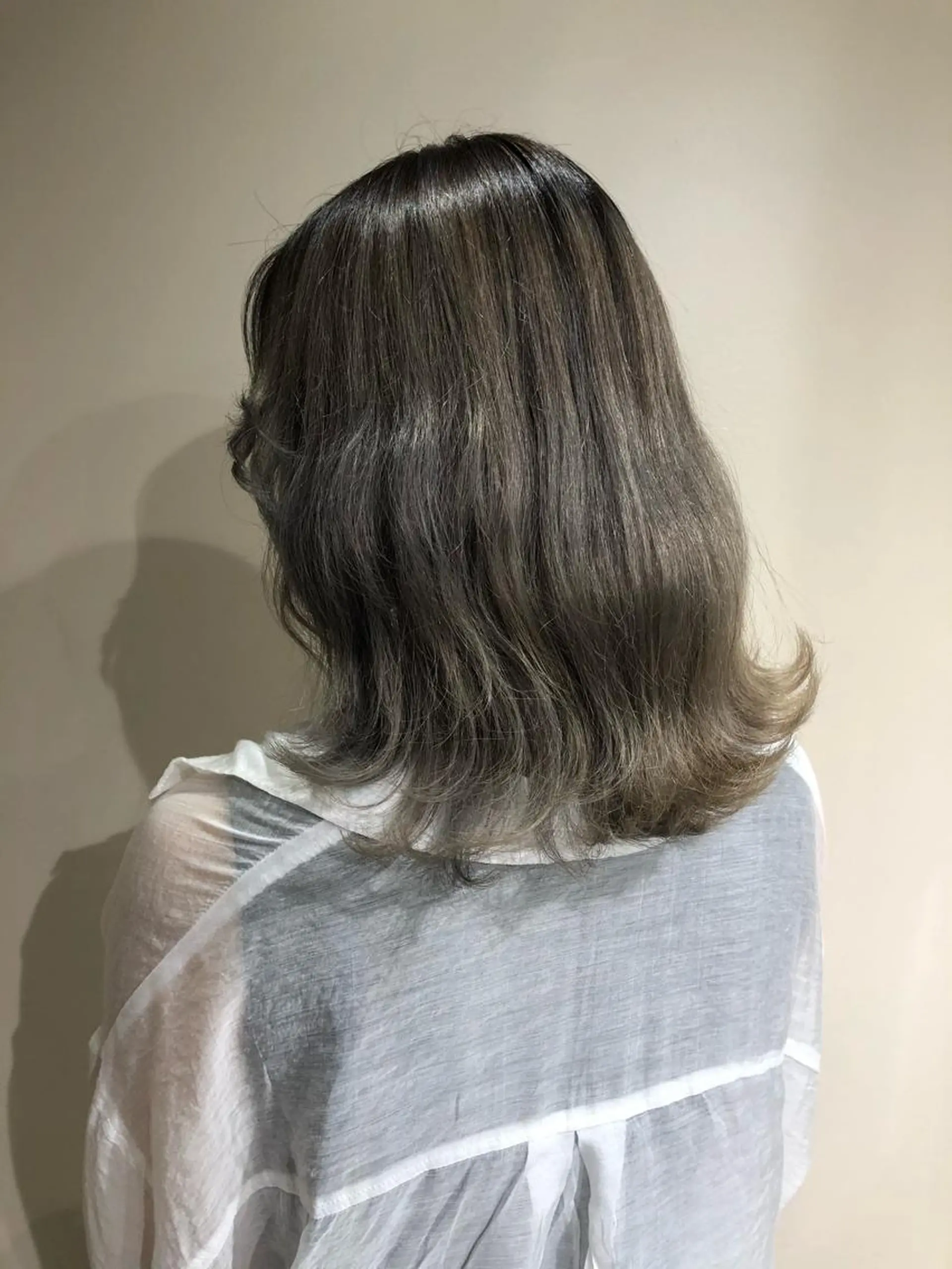 セミロング カラー バレイヤージュ ブリーチ グレージュ ハイライトカラー ハイライト 🦋美髪／エクステ 🦋アベイクミのヘアスタイル