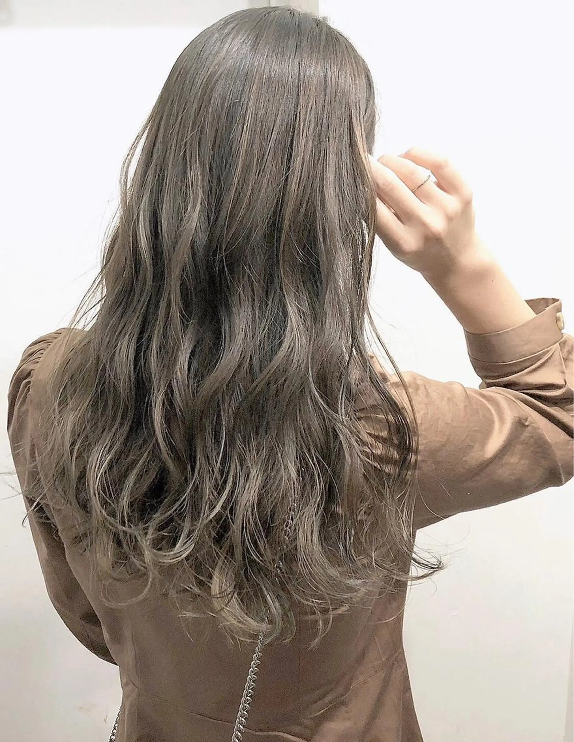 セミロング カラー グレージュ オリーブグレージュ オリーブグレー レイヤーカット 透明感カラーのヘアスタイル