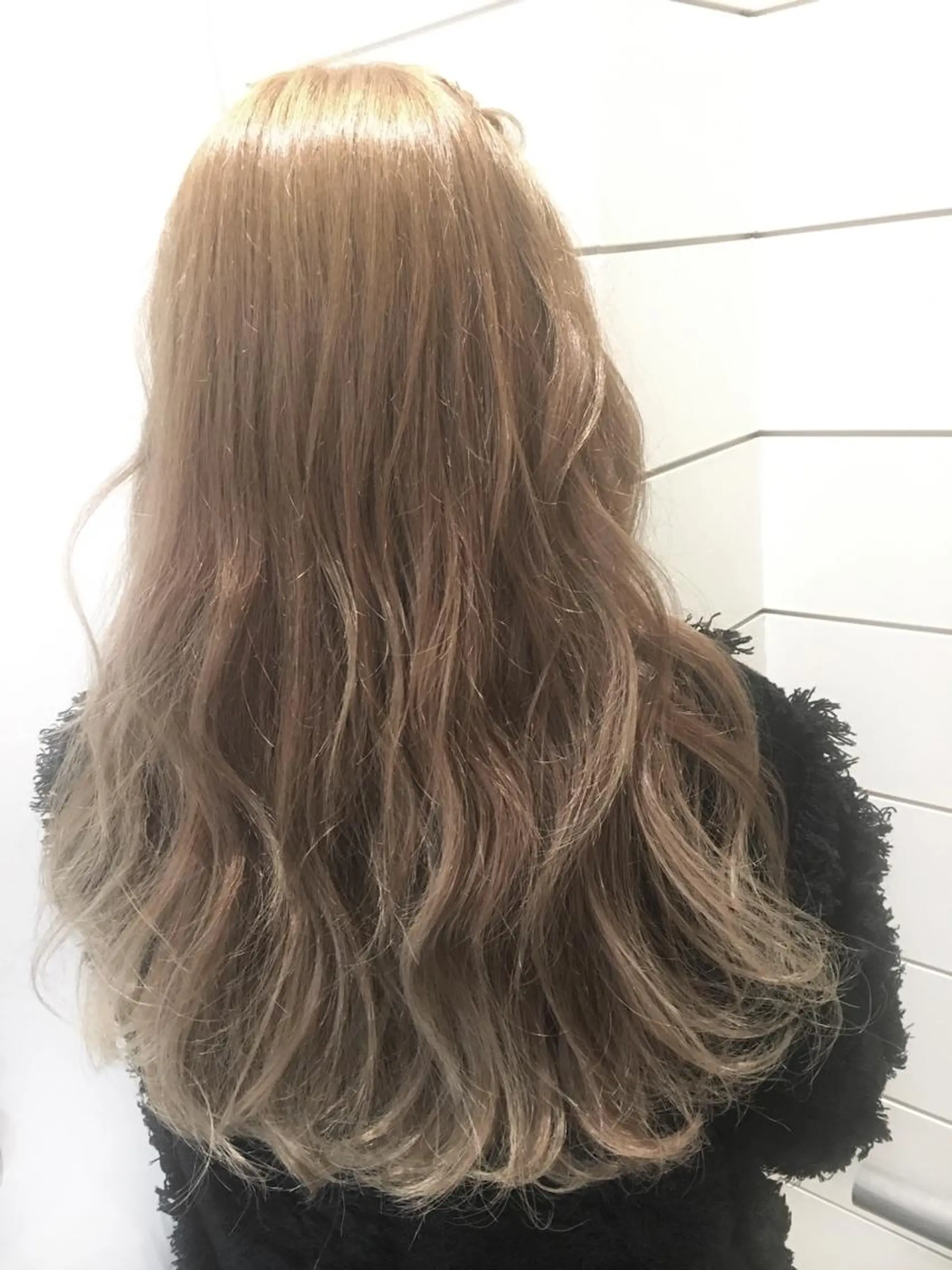 ロング カラー ベージュカラー ブリーチ ミルクティーベージュ 鍵山 千秋のヘアスタイル