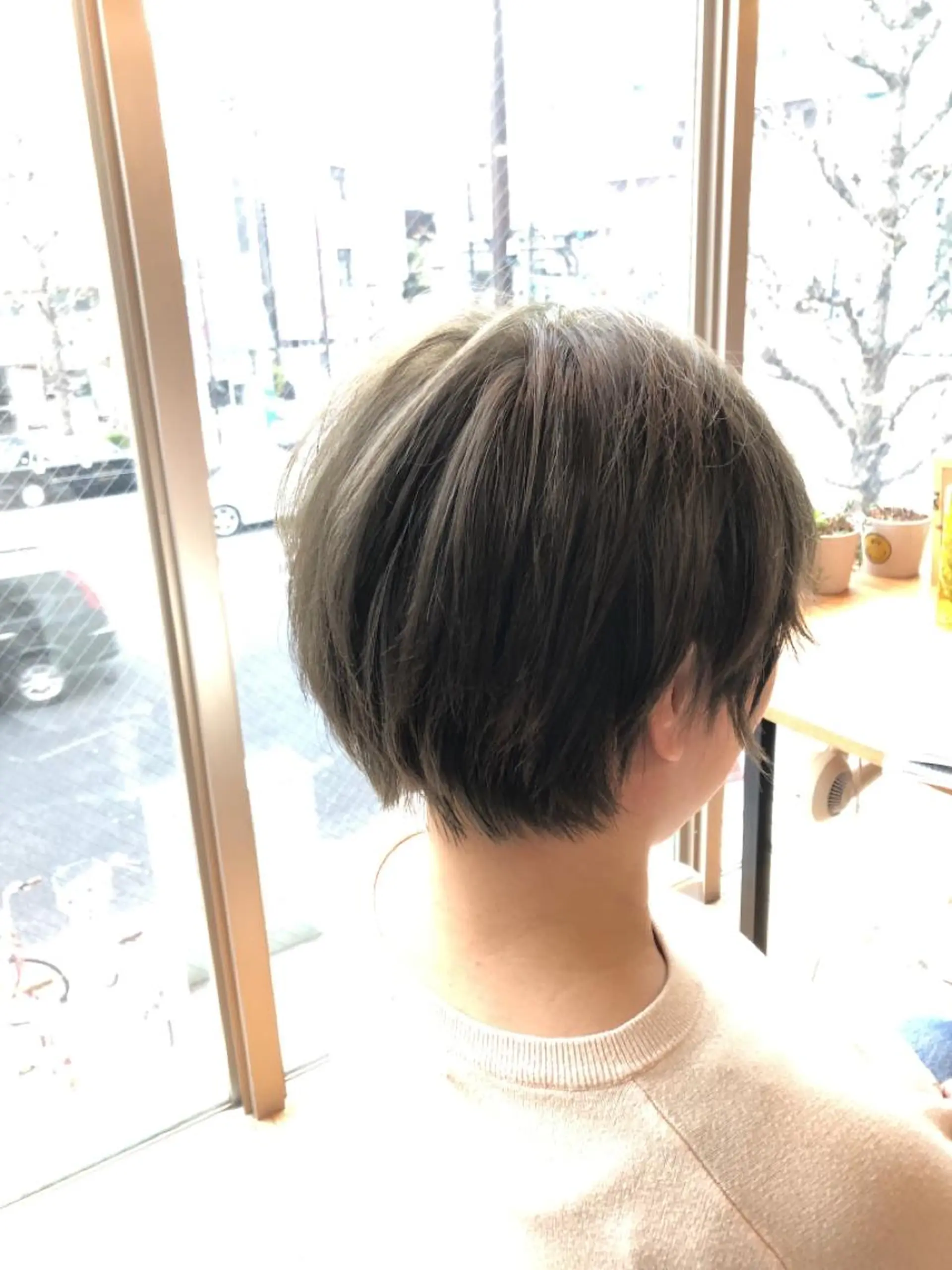 ショート カラー ブリーチ 透明感カラー ショートヘア BEACH　HAIR&NAIL所属・両国駅徒歩1分⭐️ アイロン仕上げのヘアスタイル