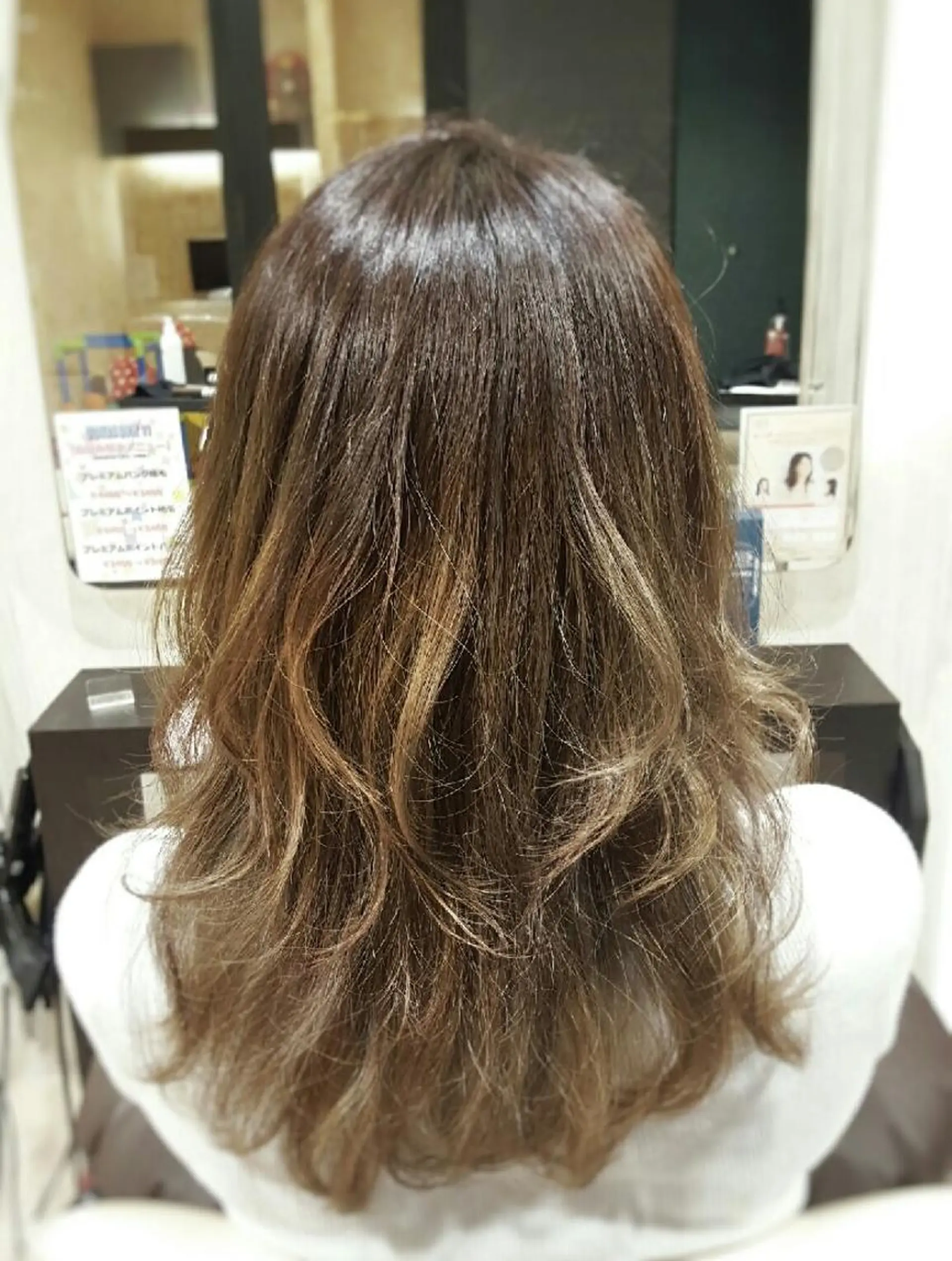 セミロング カラー ヘアアレンジ アッシュ ベージュカラー グラデーションカラー 秋山 幸太のヘアスタイル