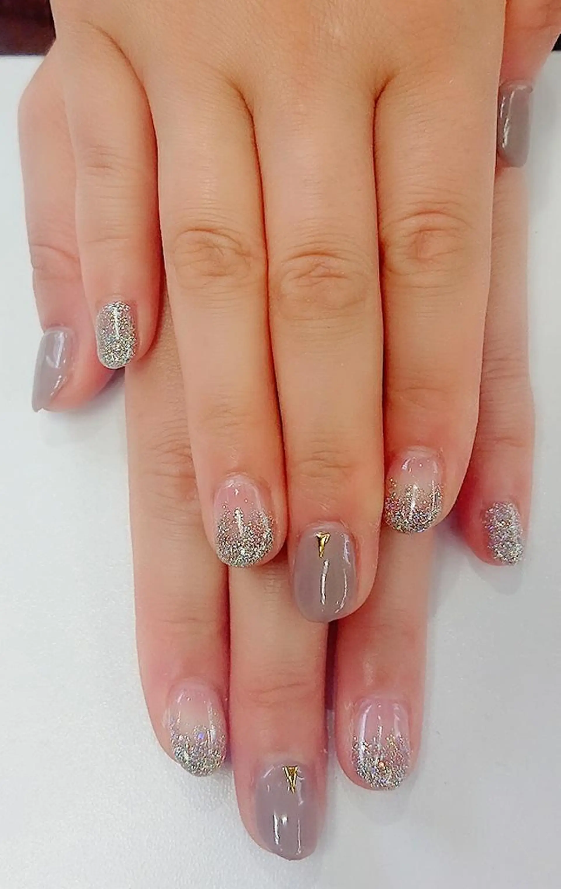 ネイル ラメ(グリッター) ラメグラデーション シルバー 🍒当日もOK🍒 𝑳𝑼𝑵𝑨花井のネイルデザイン