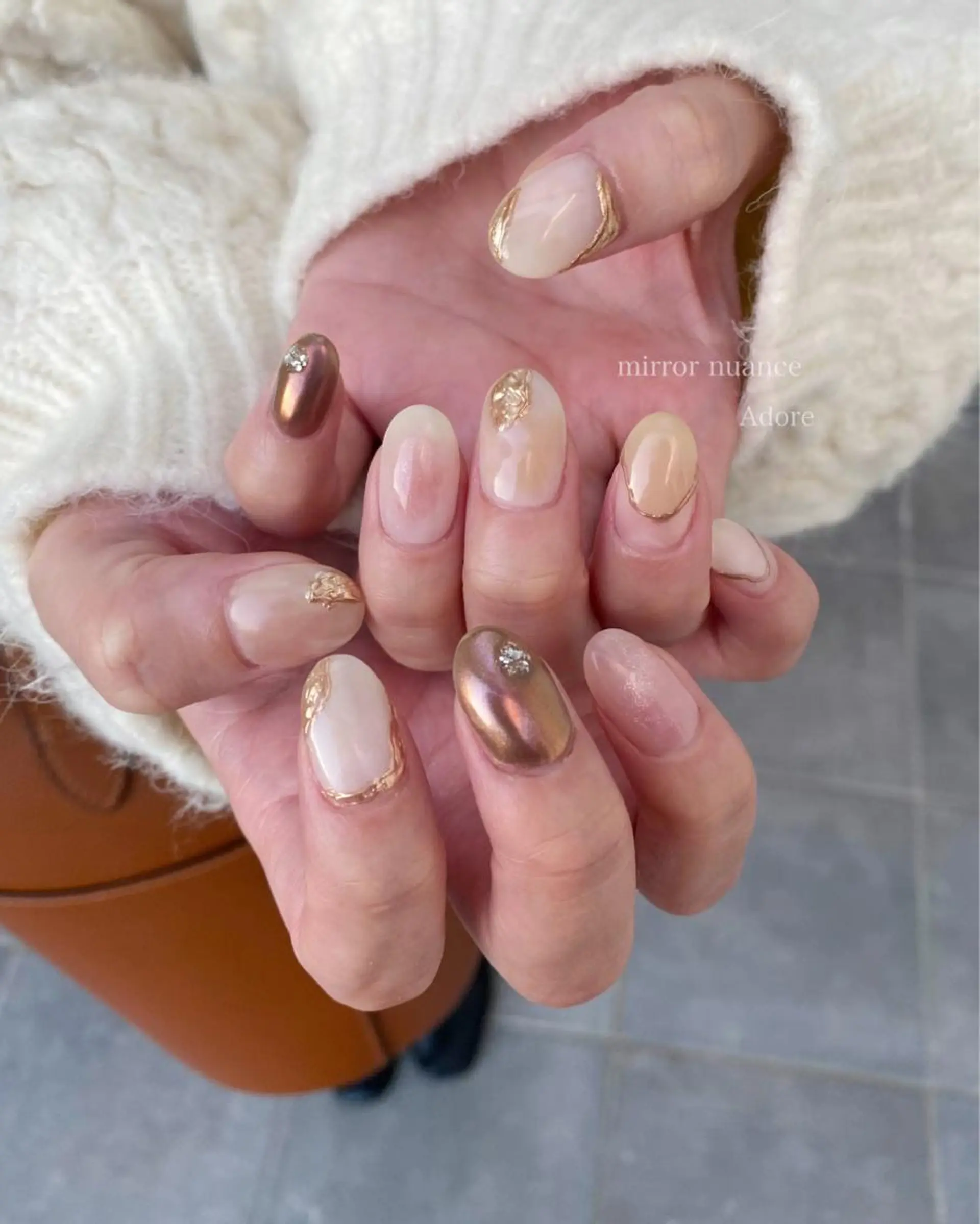 ネイル ブラウン チークネイル ミラーネイル ニュアンスネイル ワンカラーネイル ハンドネイル Nail Adore.のネイルデザイン