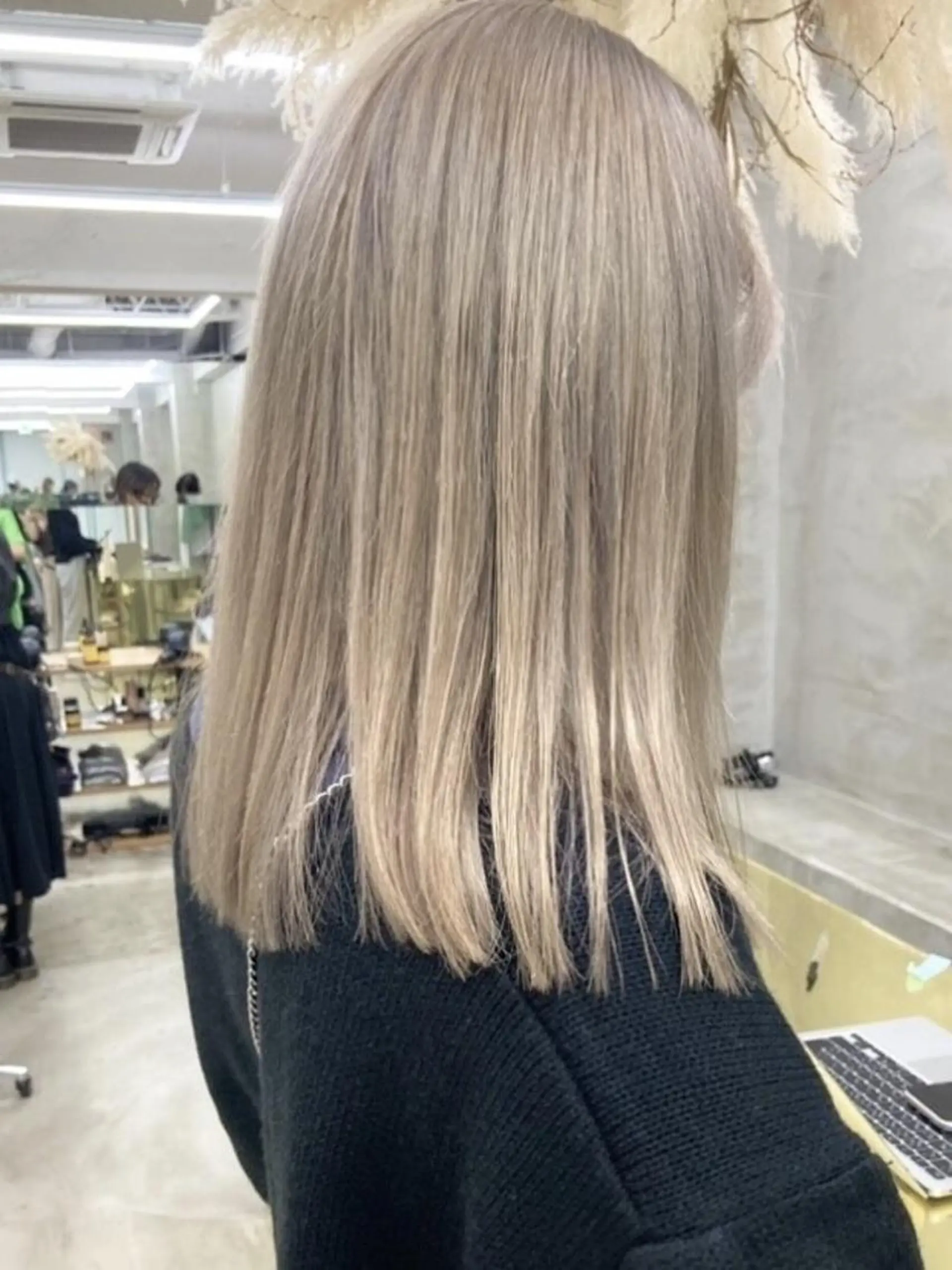 セミロング カラー パーマ ヘアアレンジ メンズ メンズバレイヤージュ メンズブリーチ センターパート フェードカット メンズハイライト ヘアカラー トリートメント ハイトーン/レイヤー 🌸さくらのヘアスタイル