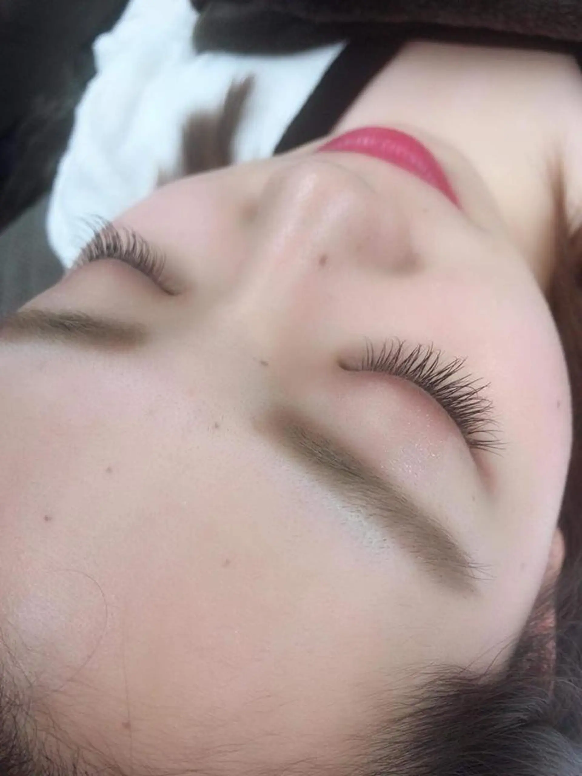 マツエク・マツパ レイヤーカット✖️ 柔らかベージュカラーのヘアスタイル