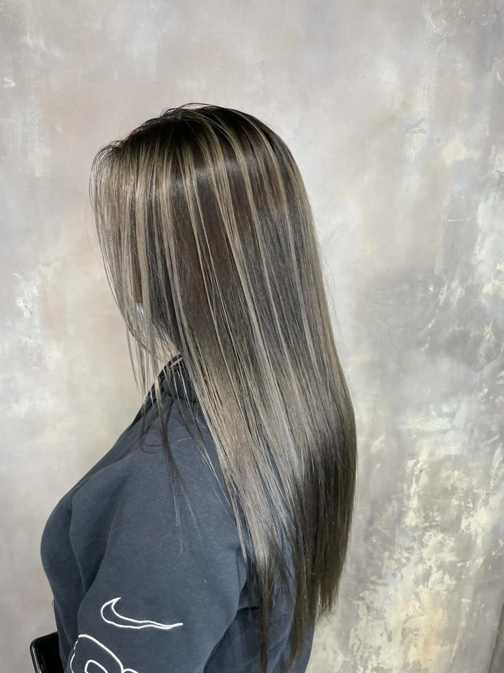 ロング カラー アッシュ 透明感カラー ハイライトカラー ハイトーンカラー イルミナカラー La vielle 西峠のヘアスタイル