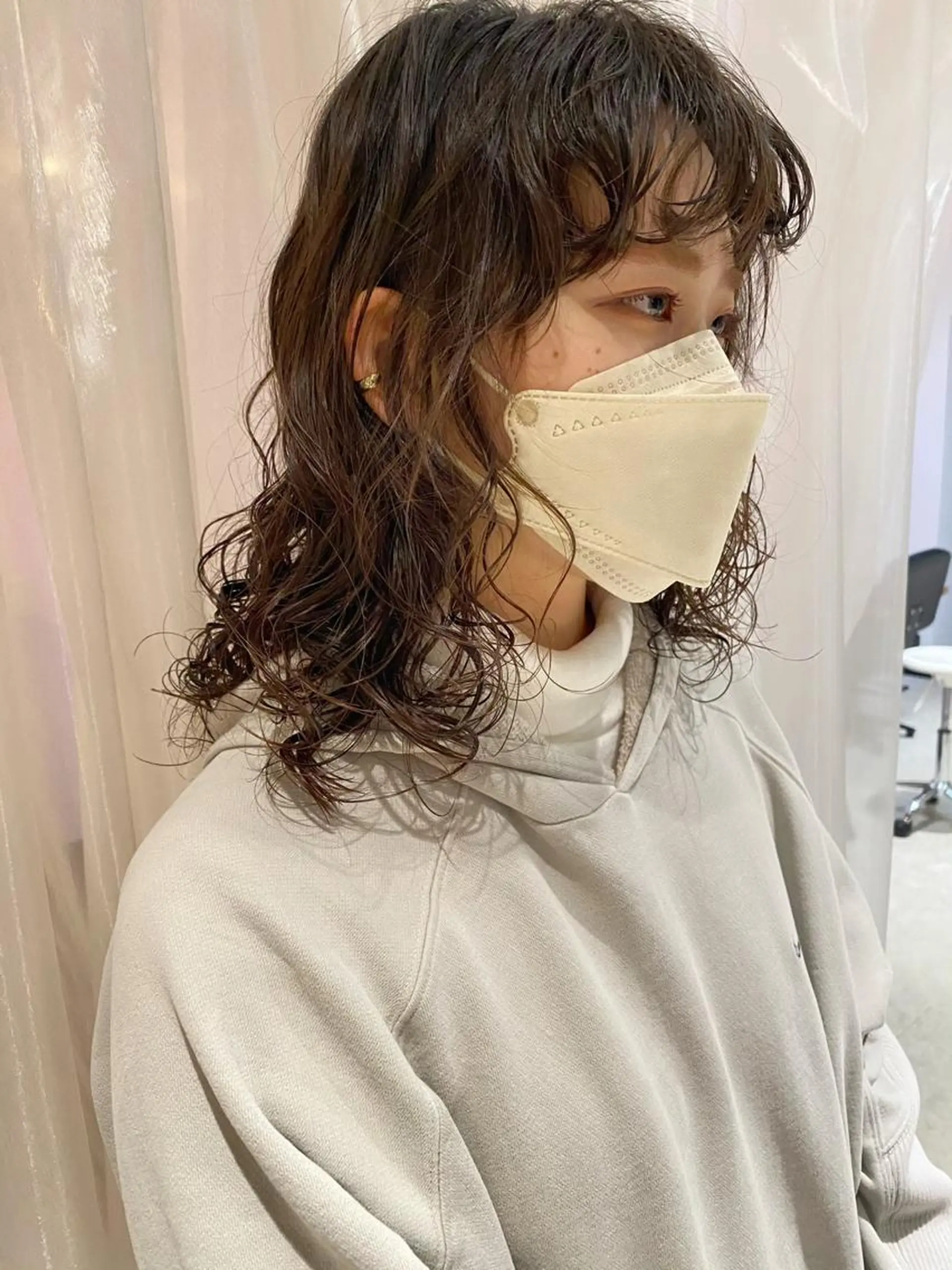 ミディアム パーマ 藤井 貴美子のヘアスタイル