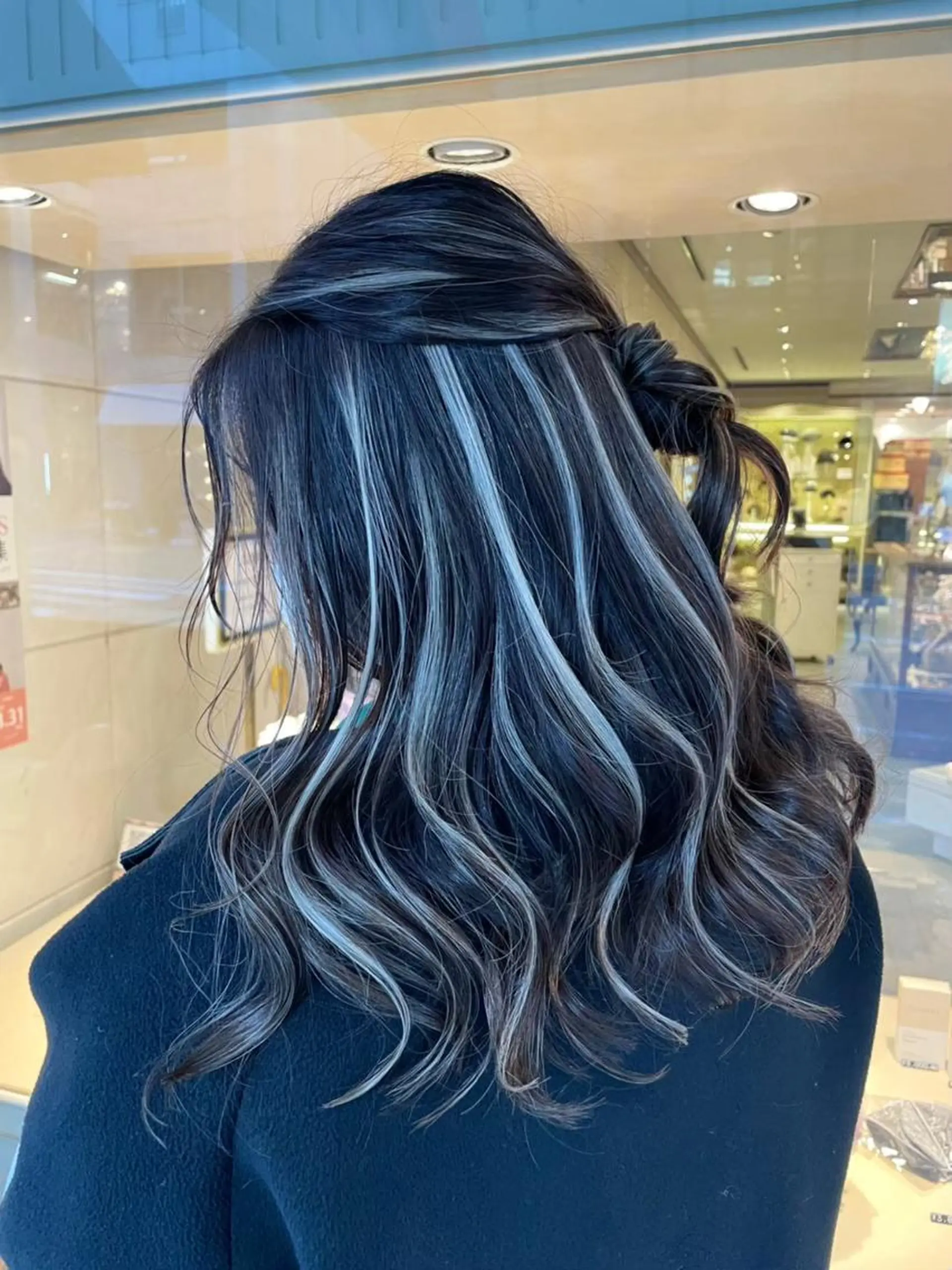 カラー アディクシーカラー バレイヤージュ 黒髪 ブリーチ ダブルカラー カット ヘアカラー ＿WHITE鳳店 アンダーバーホワイトのヘアスタイル