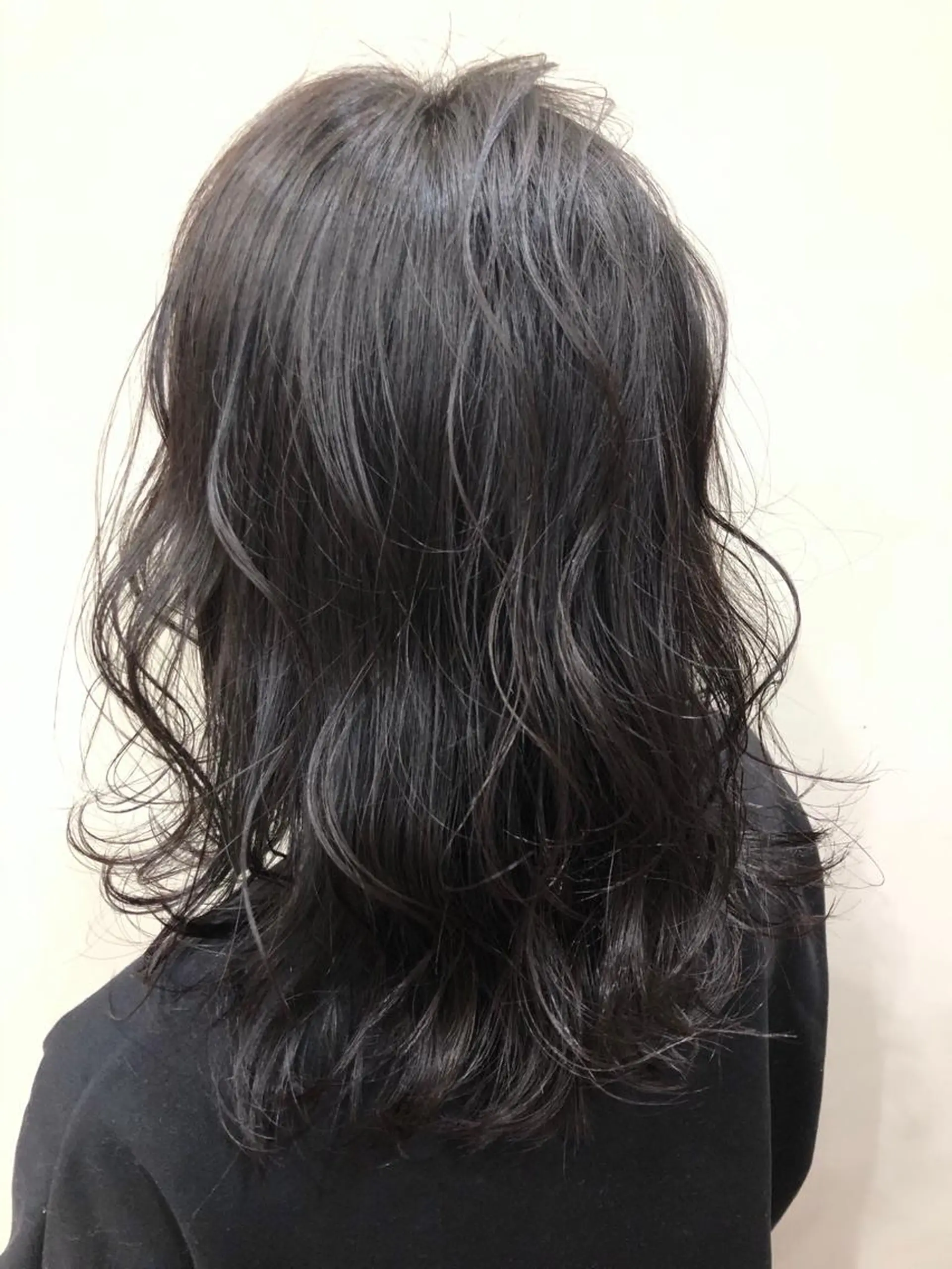 ミディアム カラー 黒髪 小野 遥南のヘアスタイル
