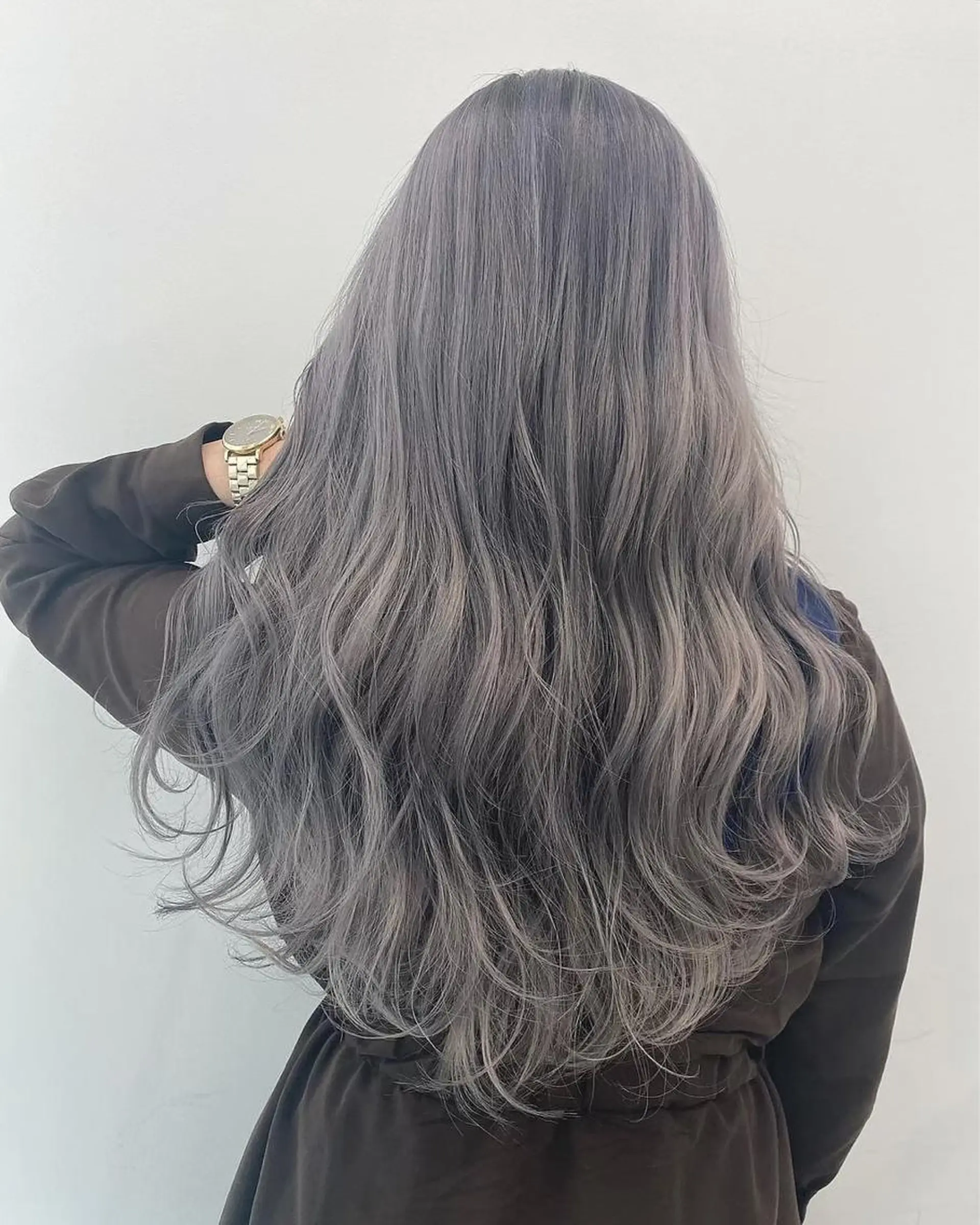 セミロング カラー ヘアアレンジ シルバー ヘアカラー トリートメント 🦄インナーカラー 🦄貫井彩花のヘアスタイル