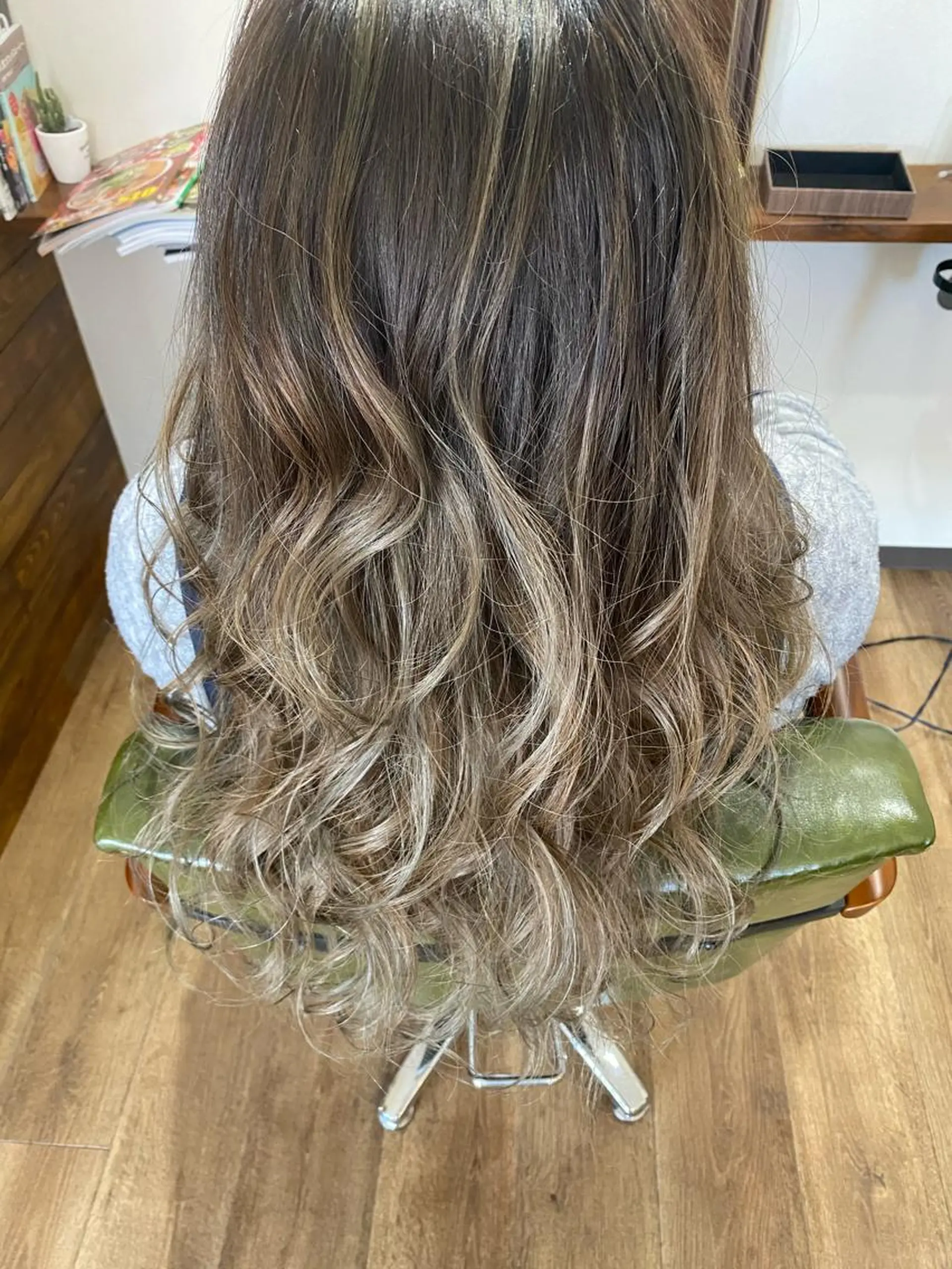 ロング カラー グラデーションカラー カット ヘアカラー トリートメント Rug Relief 吉田のヘアスタイル