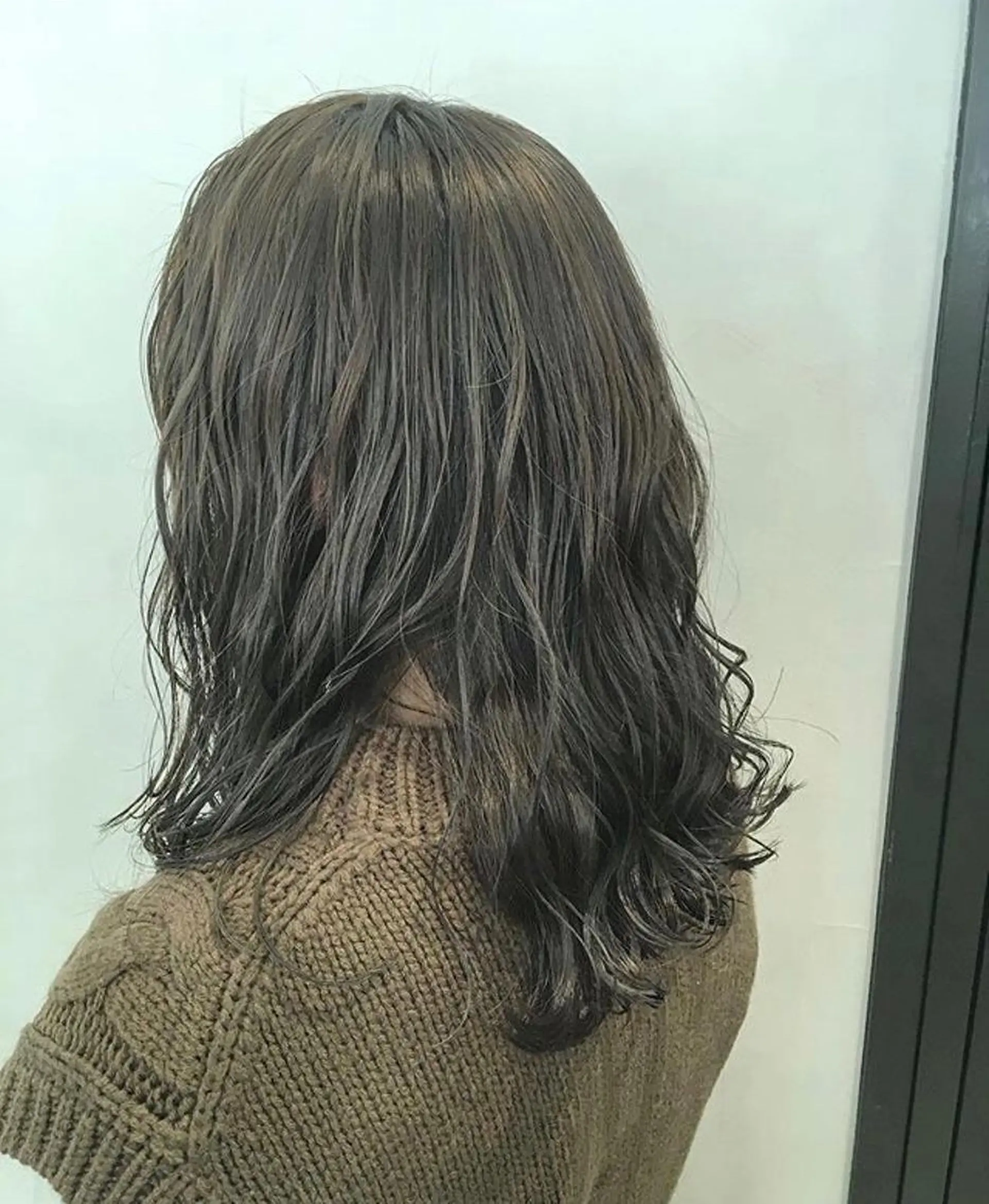 セミロング カラー ヘアアレンジ ブリーチ グレージュ ハイトーンカラー カーキグレージュ ブリーチなしカラー エグチ アキラのヘアスタイル