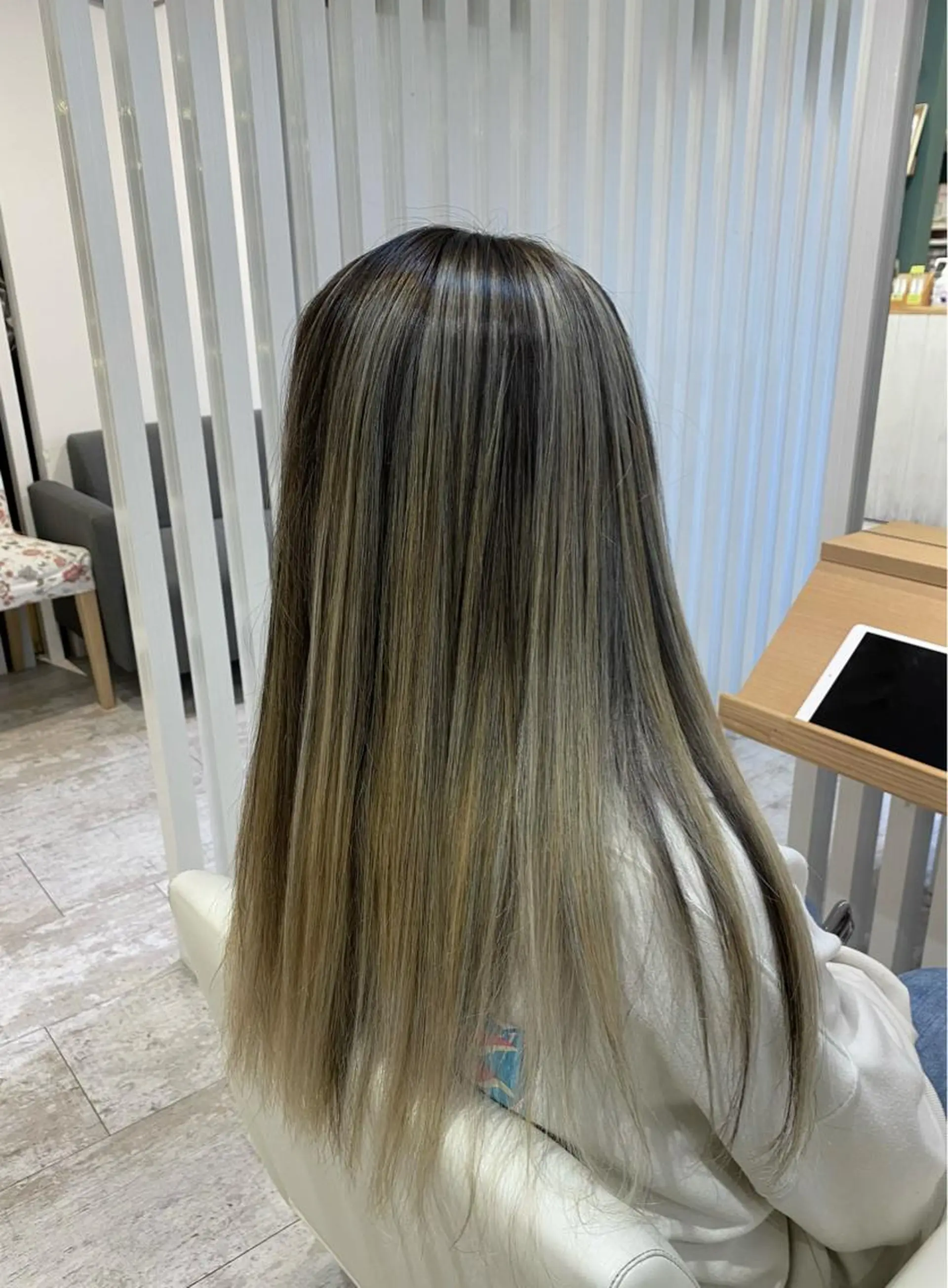 ロング カラー ブリーチ ケアブリーチ 透明感カラー ダブルカラー イヤリングカラー ブリーチなしWカラー /酸性ストレート河本のヘアスタイル