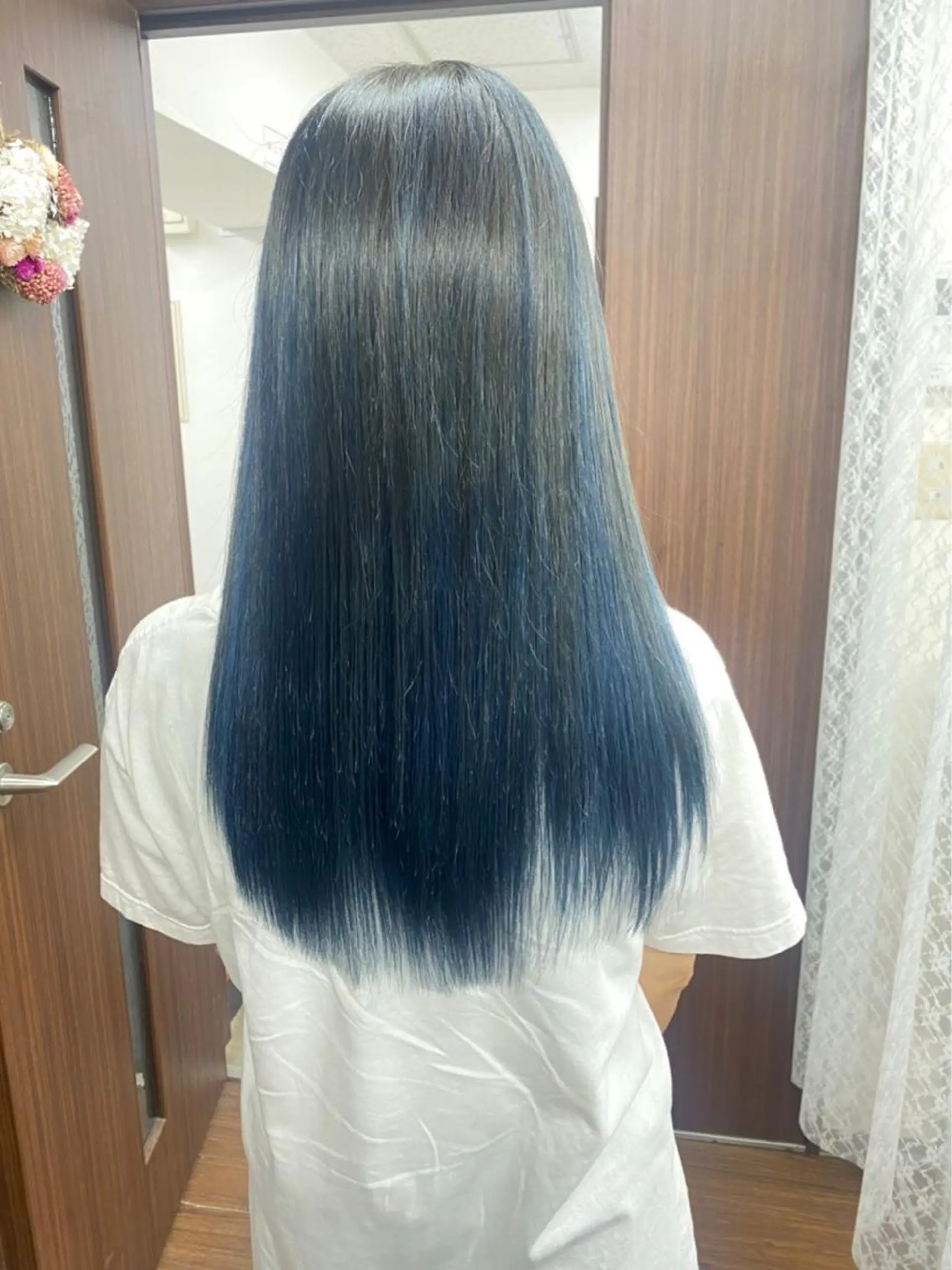 カラー ブルーカラー masa ディレクターのヘアスタイル