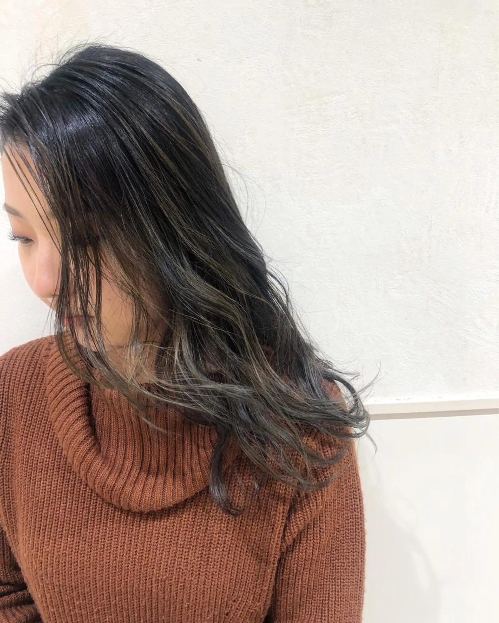 ロング カラー バレイヤージュ グレージュ レイヤーカット 岸田 梓武生のヘアスタイル