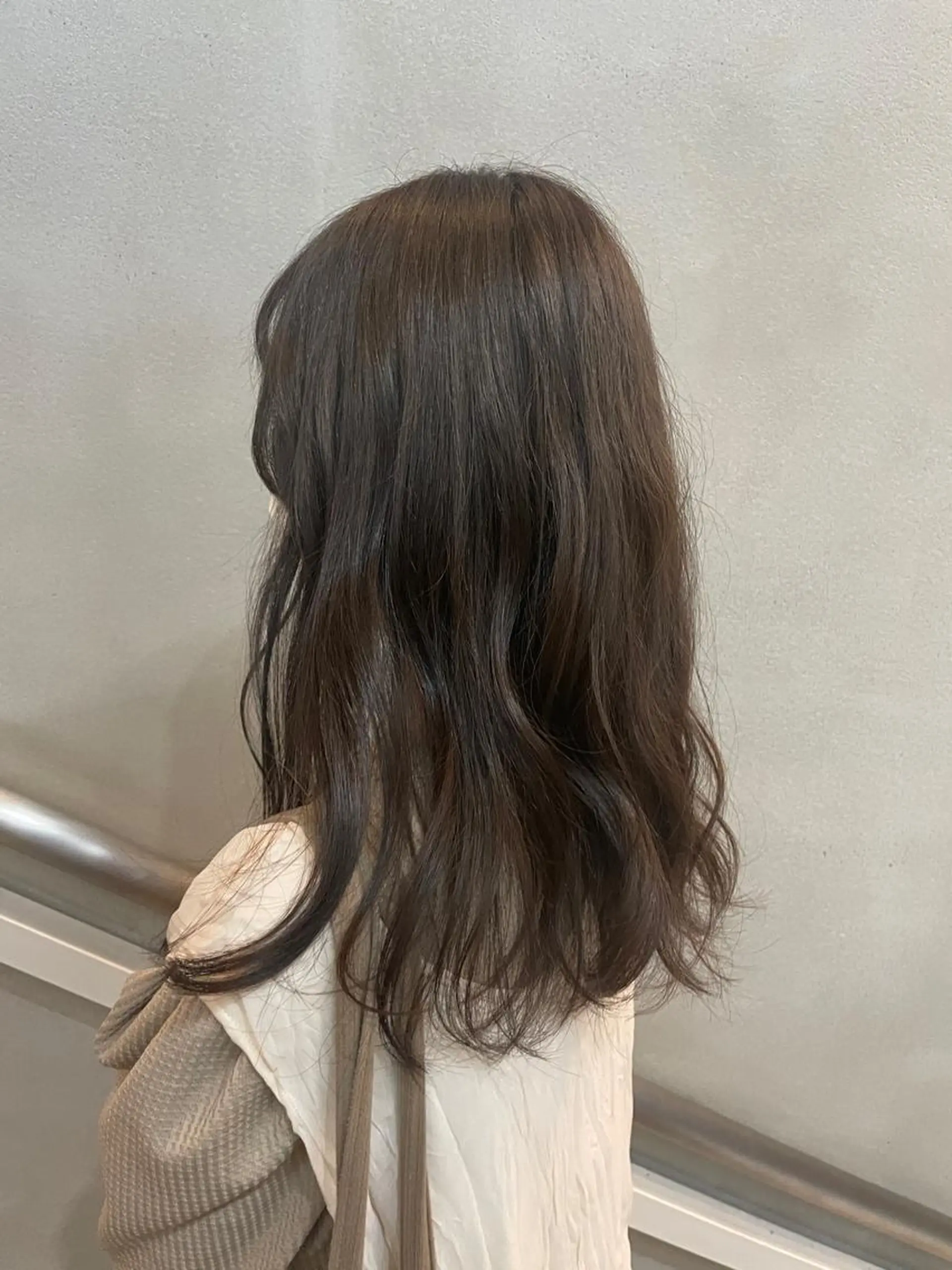 ロング カラー ベージュカラー 透明感カラー/顔周り レイヤー/髪質改善のヘアスタイル