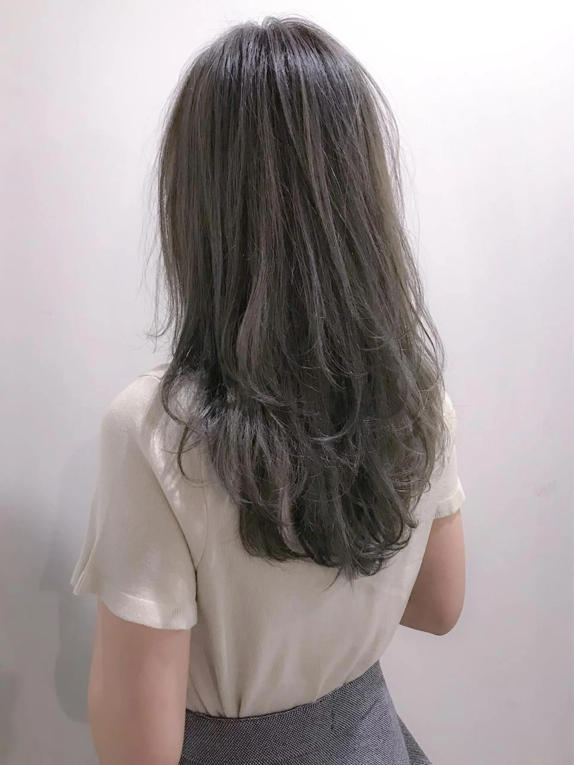 ロング カラー ダークグレー ダークグレージュ グレージュ エクステ（レミー毛） NINEのヘアスタイル