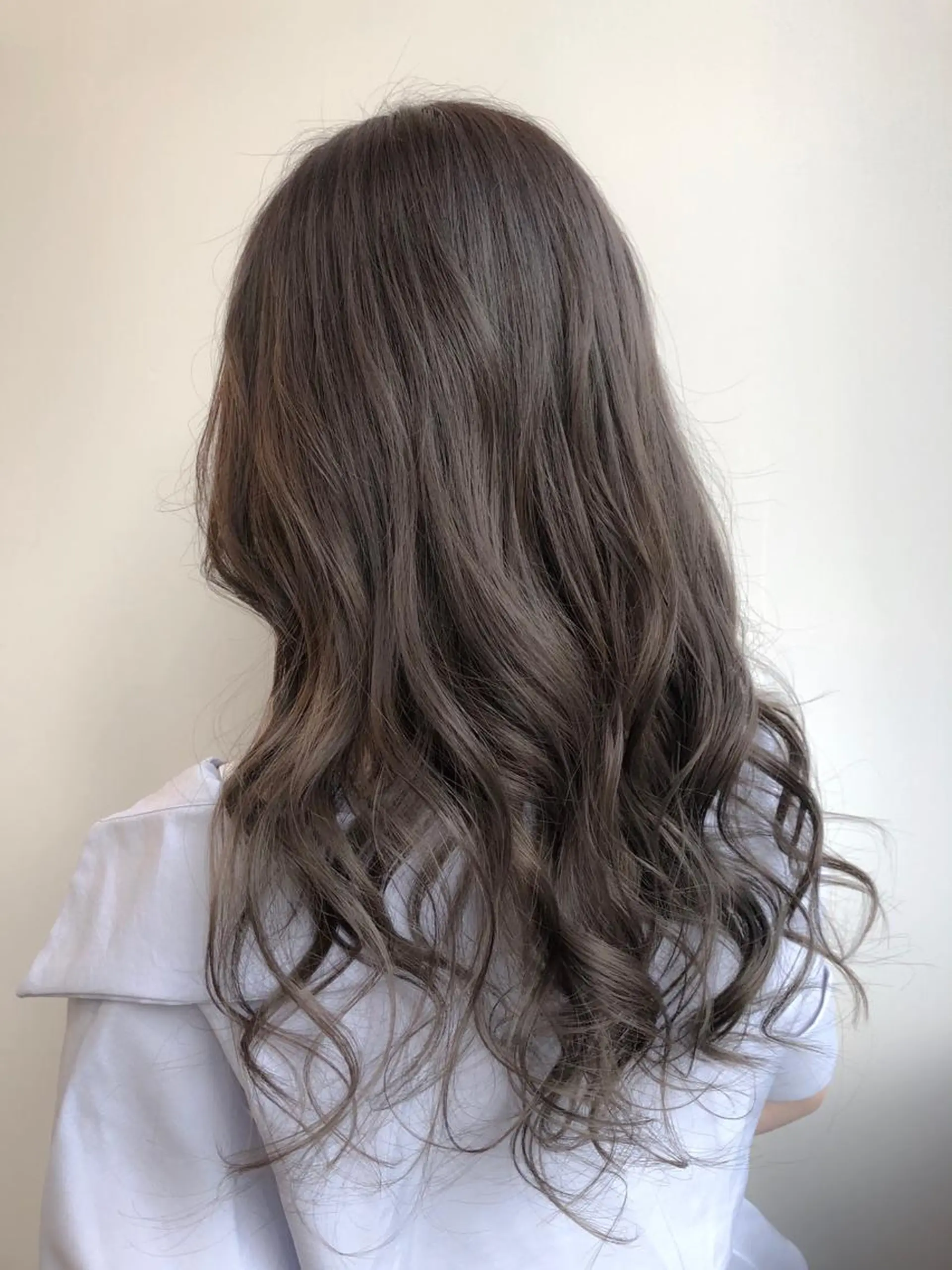 セミロング カラー グレージュ シアーグレージュ 【透明感、艶髪】西村 有司のヘアスタイル