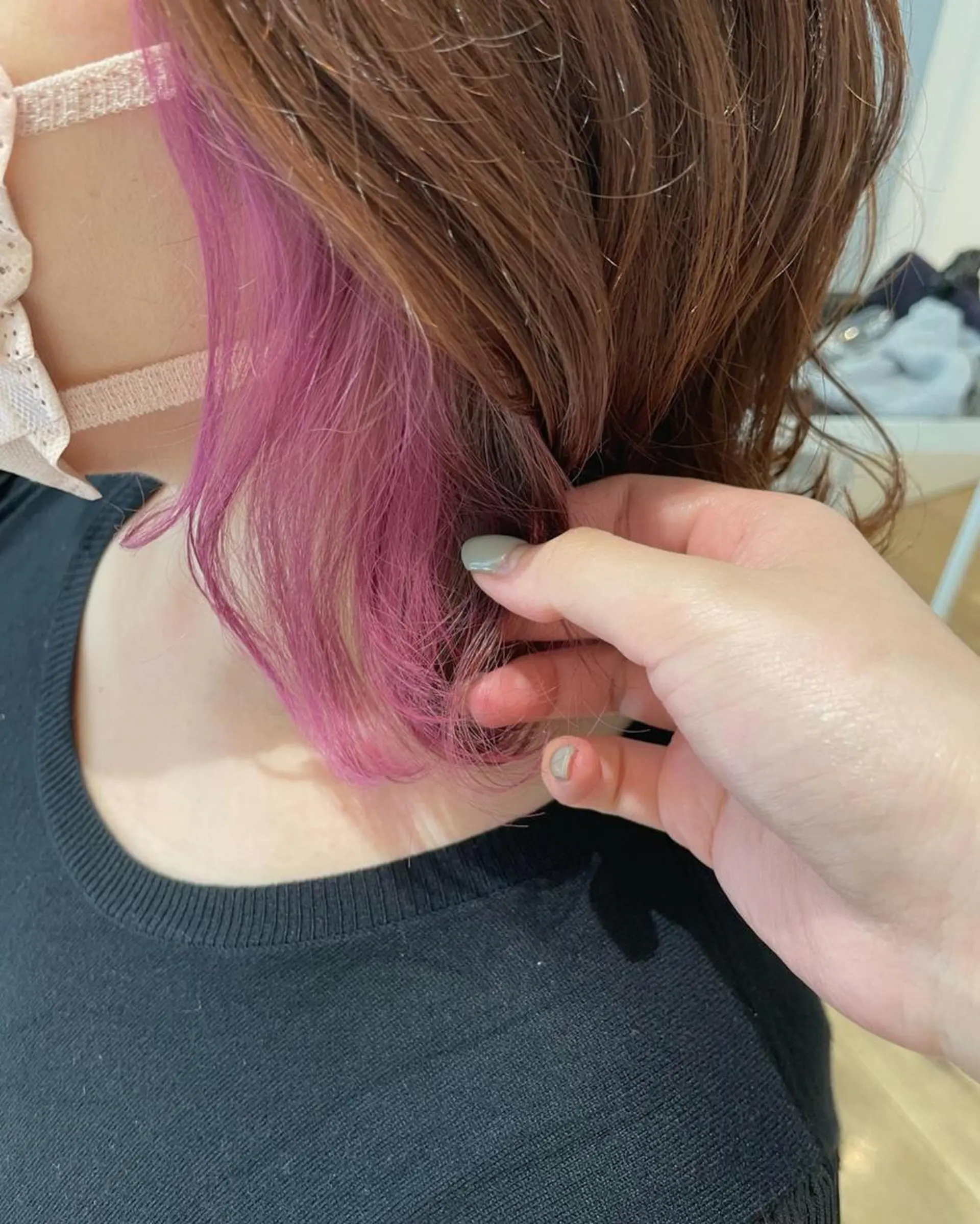 ミディアム カラー パーマ ヘアアレンジ メンズ キッズ ネイル マツエク・マツパ メンズインナーカラー インナーカラー ピンクカラー カラーマツエク ピンク 🫧垢抜けヘア🫧 SHIORIのヘアスタイル
