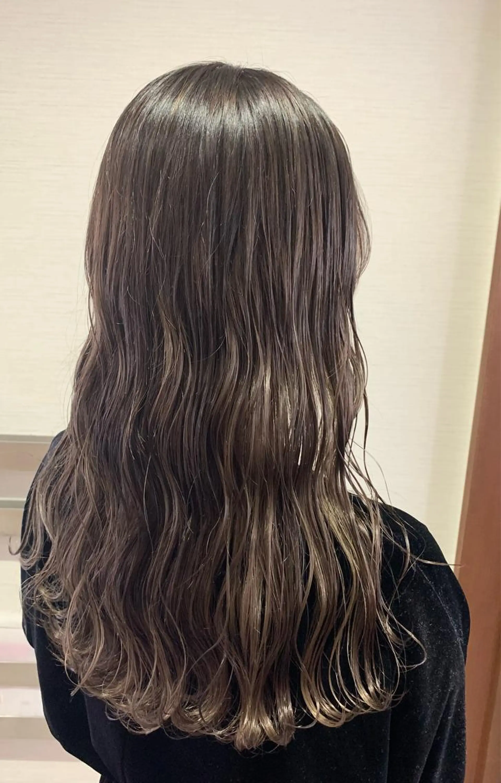 ロング カラー 蓮見  友里のヘアスタイル