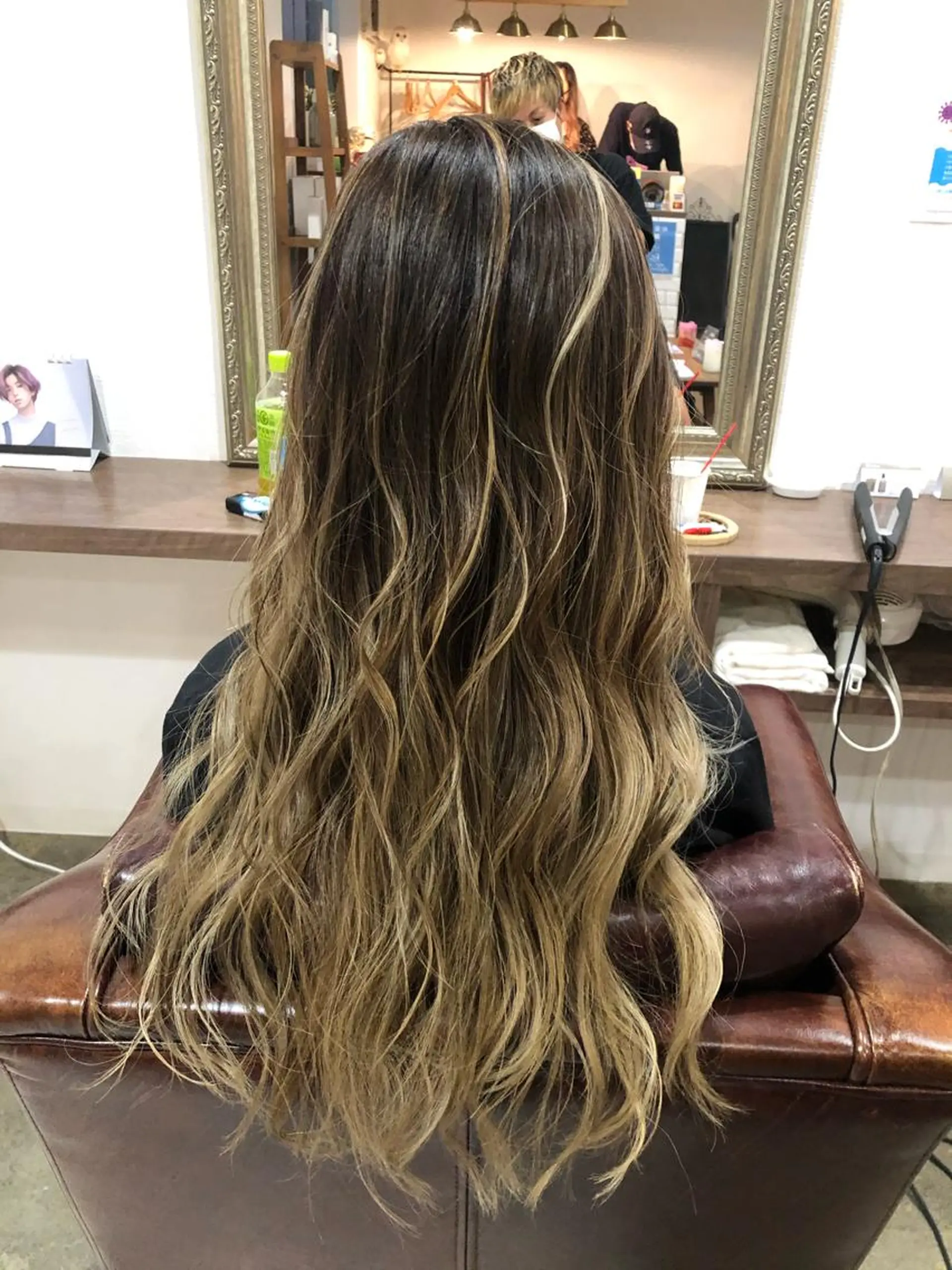 ロング カラー グラデーションカラー ハイライトカラー ハイライト カット ヘアカラー レイヤーカット匠 イソザキノリユキのヘアスタイル