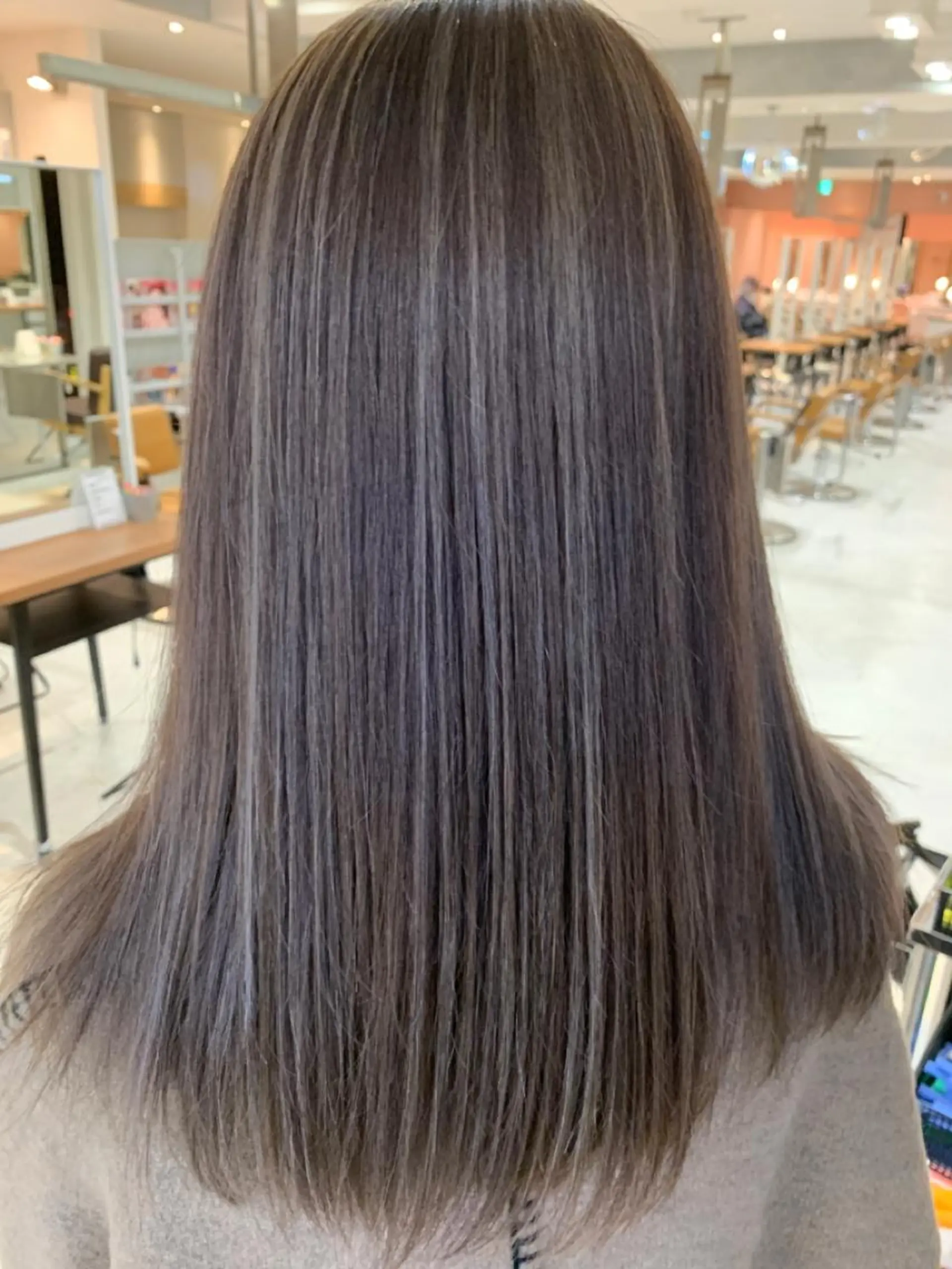 セミロング カラー グレージュ ハイライトカラー ハイライト ヘアカラー トリートメント LUXBE LUCEのヘアスタイル