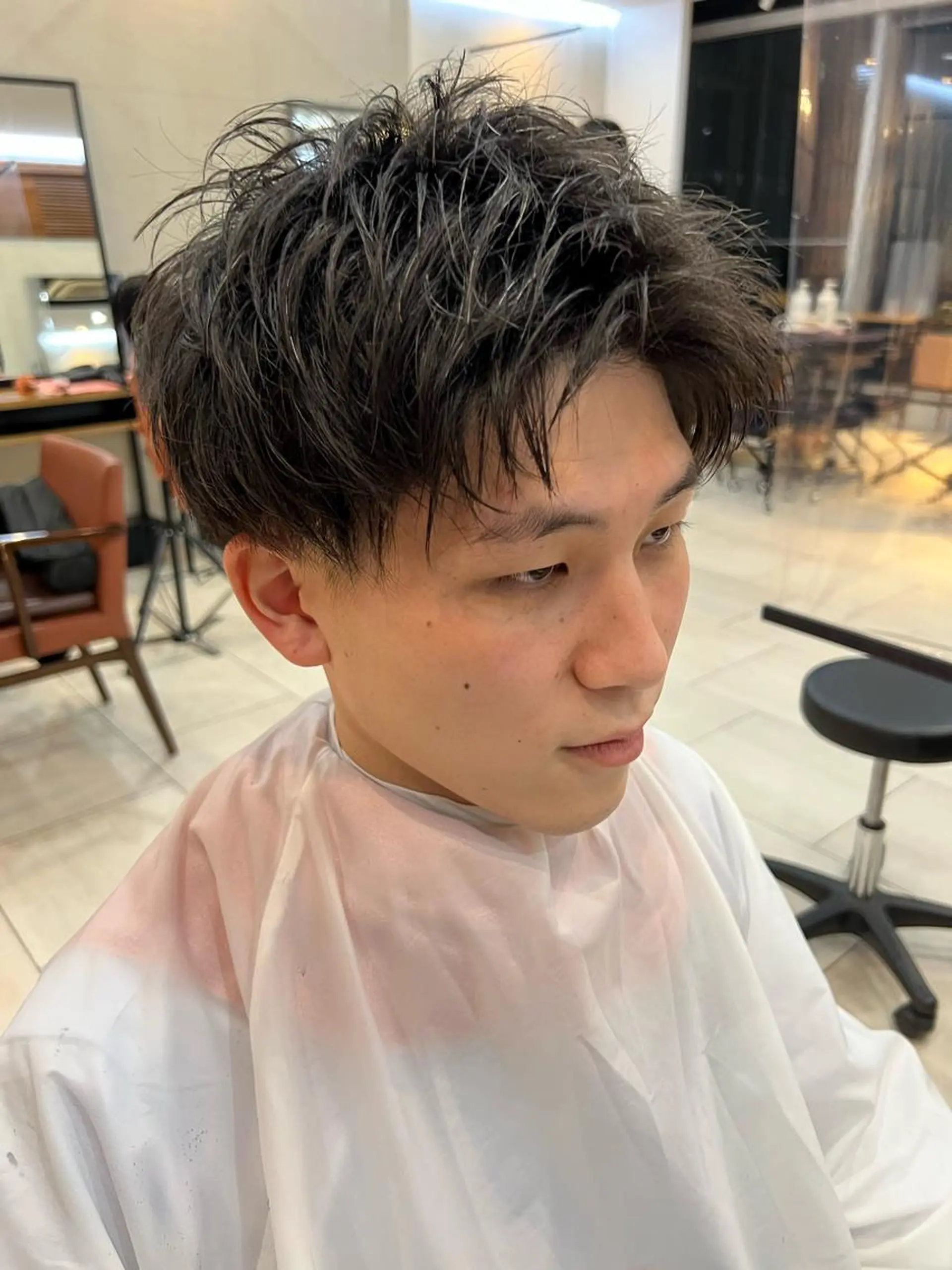 ショート カラー メンズ センターパート アッシュ ショートヘア メンズカット曲がる 縮毛矯正佐々木タクマのヘアスタイル