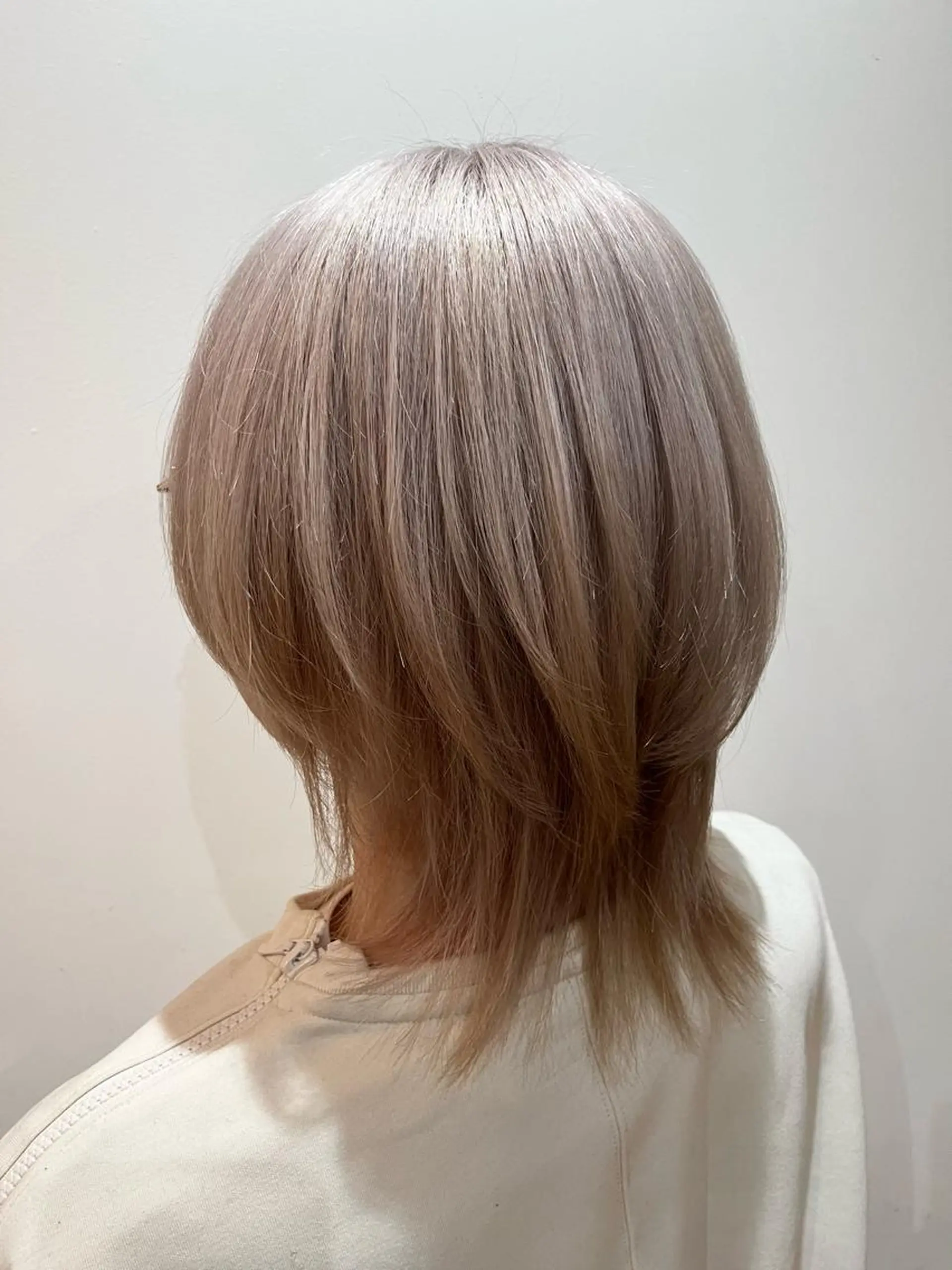 ショート カラー ブリーチ ダブルカラー グレージュ ハイライトカラー ハイトーンカラー LadyBeetle 山本泰史のヘアスタイル