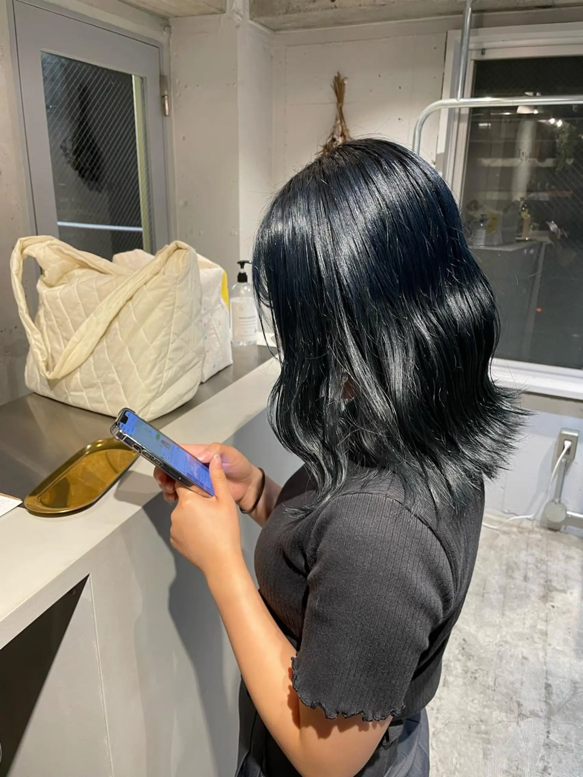 カラー 黒髪 ブルーカラー ブルーブラック ヘアカラー トリートメント ミルクティーベージュ ブリーチ🖤サヤカのヘアスタイル