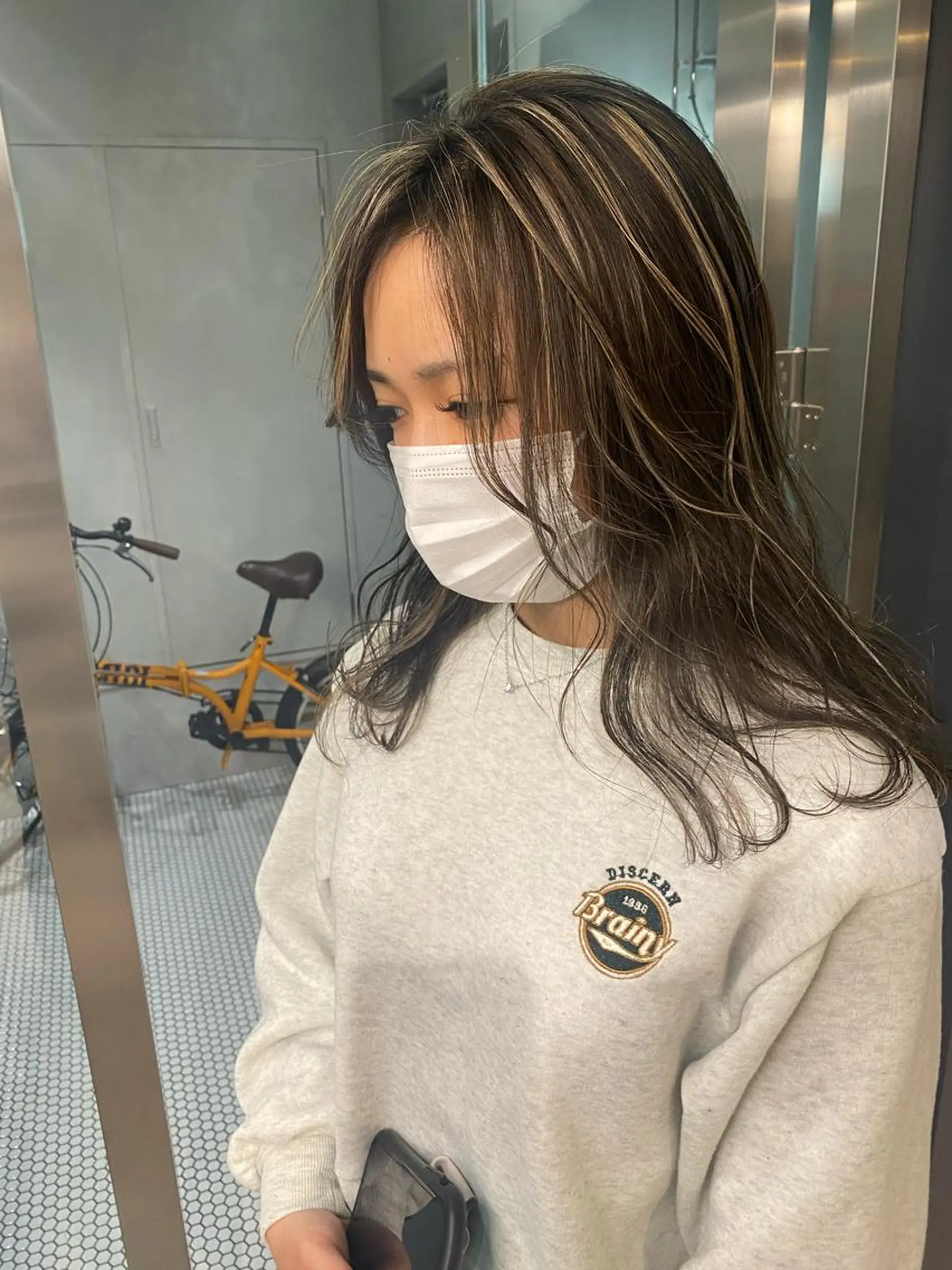 ミディアム カラー nishido ハイライト/パーマのヘアスタイル