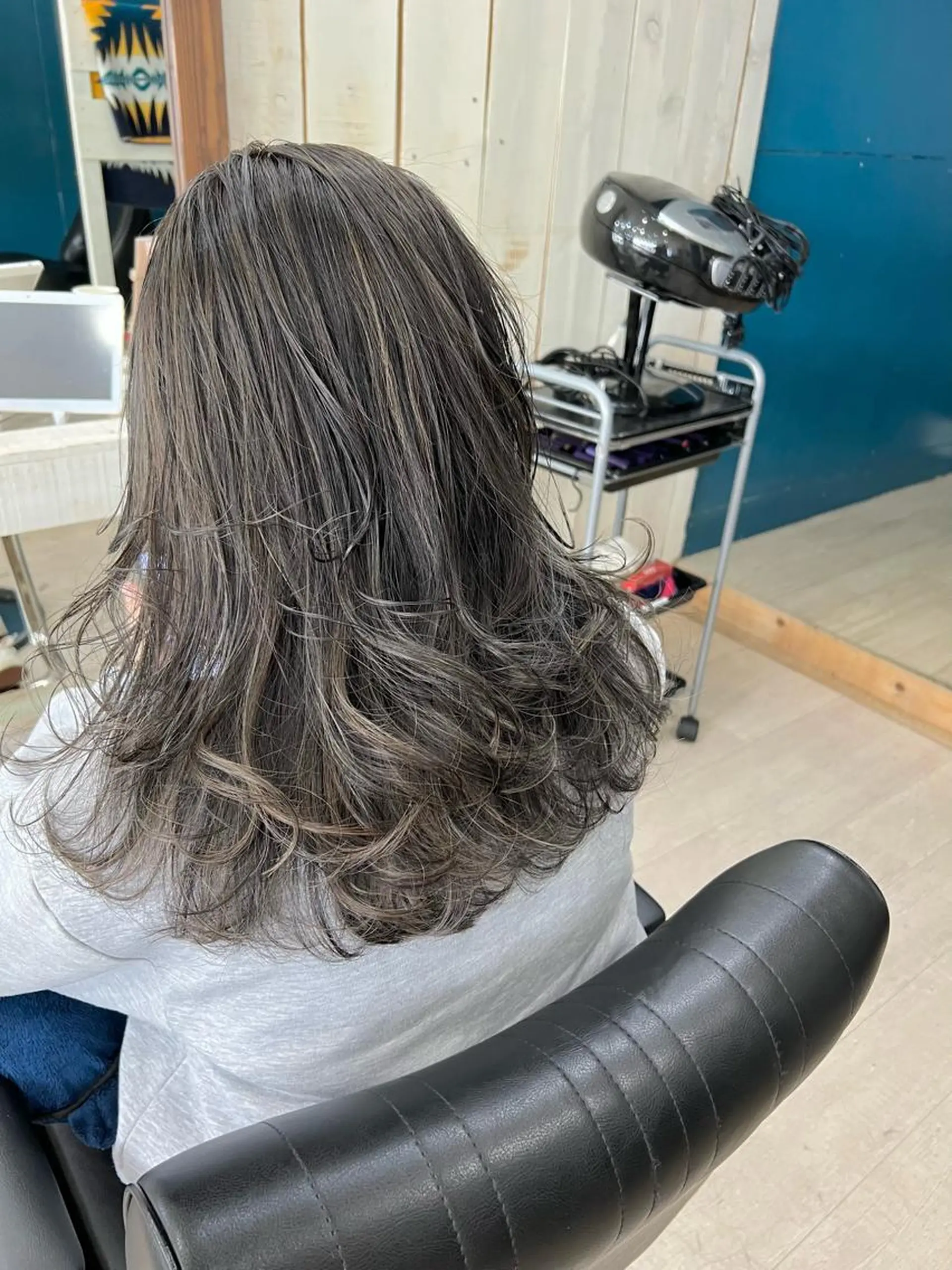 セミロング カラー 鷺谷 玲奈のヘアスタイル