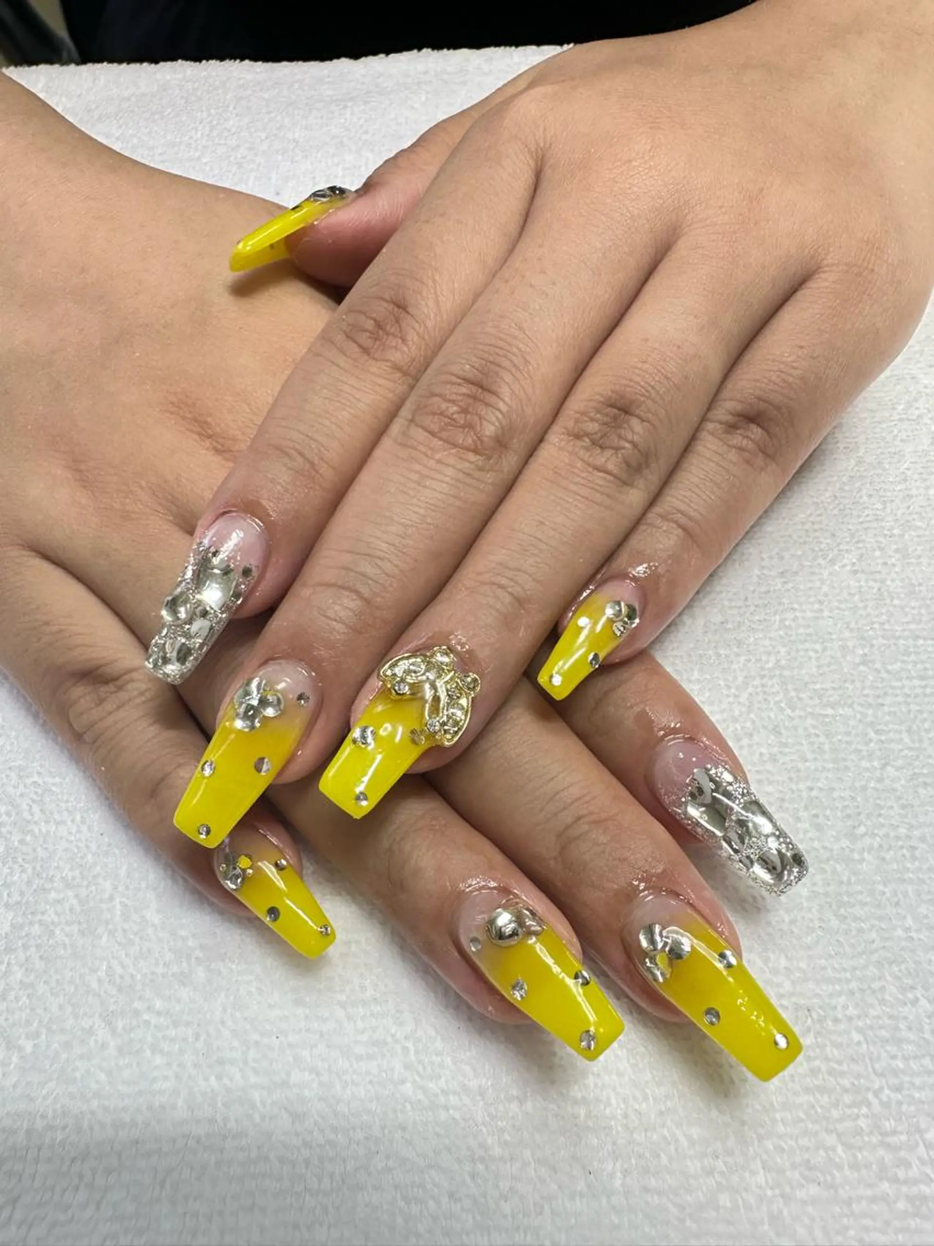 ロング ネイル イエローカラー キラキラネイル 黄色 Greace la vie所属・Greace  la vieのネイルデザイン