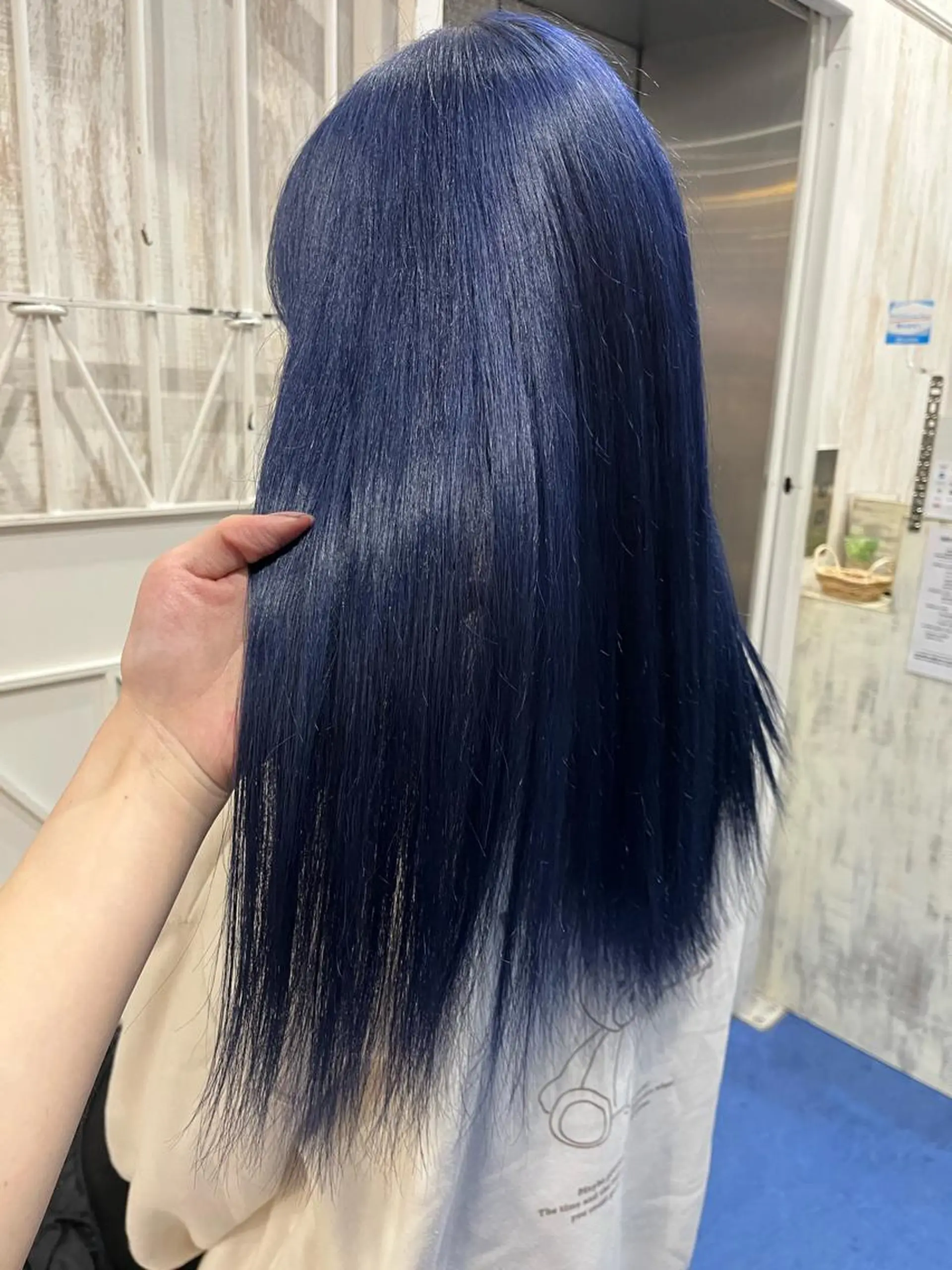 セミロング カラー white.梅田 デザインカラー🦄のヘアスタイル