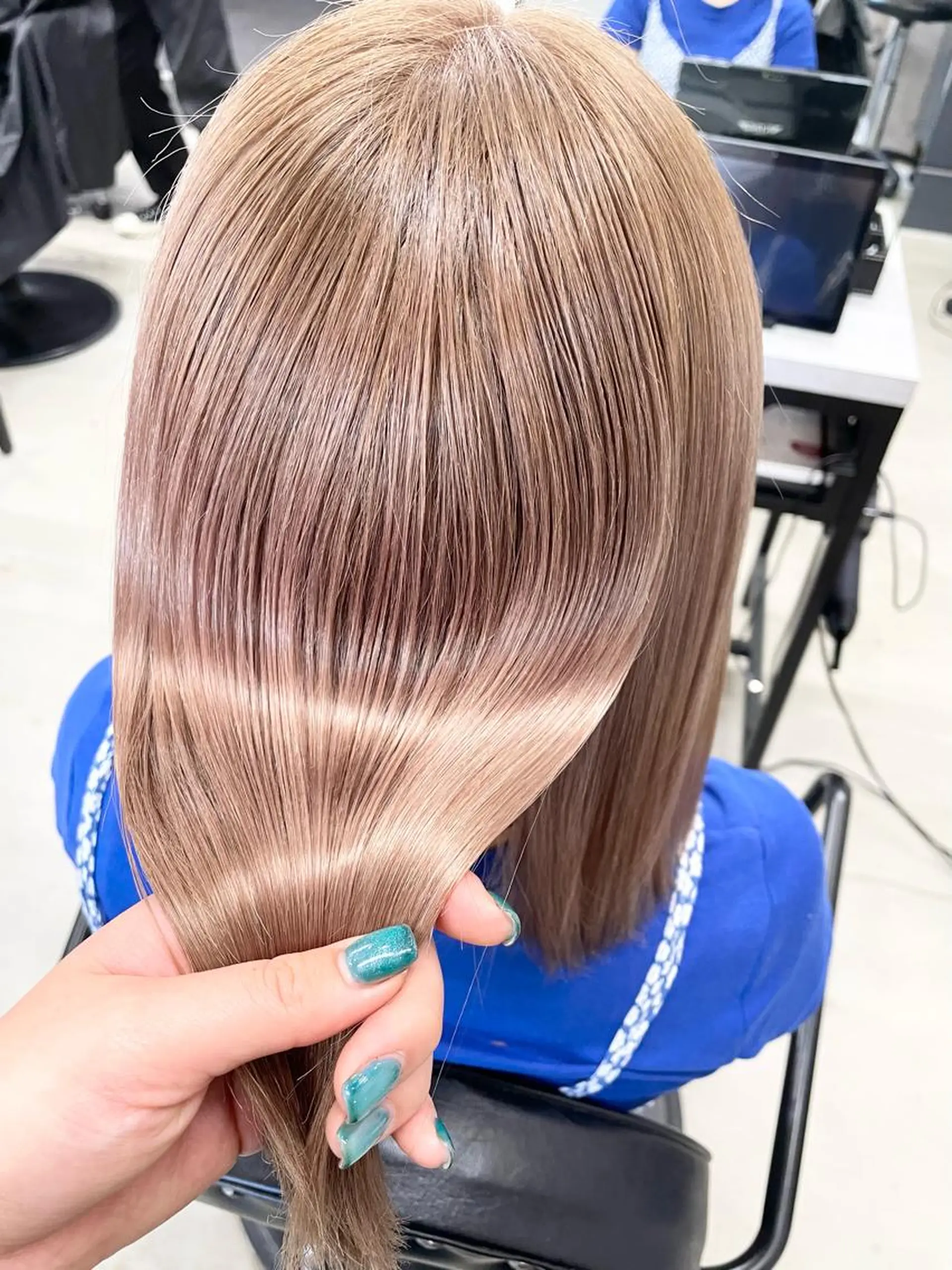 ミディアム カラー ベージュカラー ブリーチ LUXBE LUCE ひなののヘアスタイル